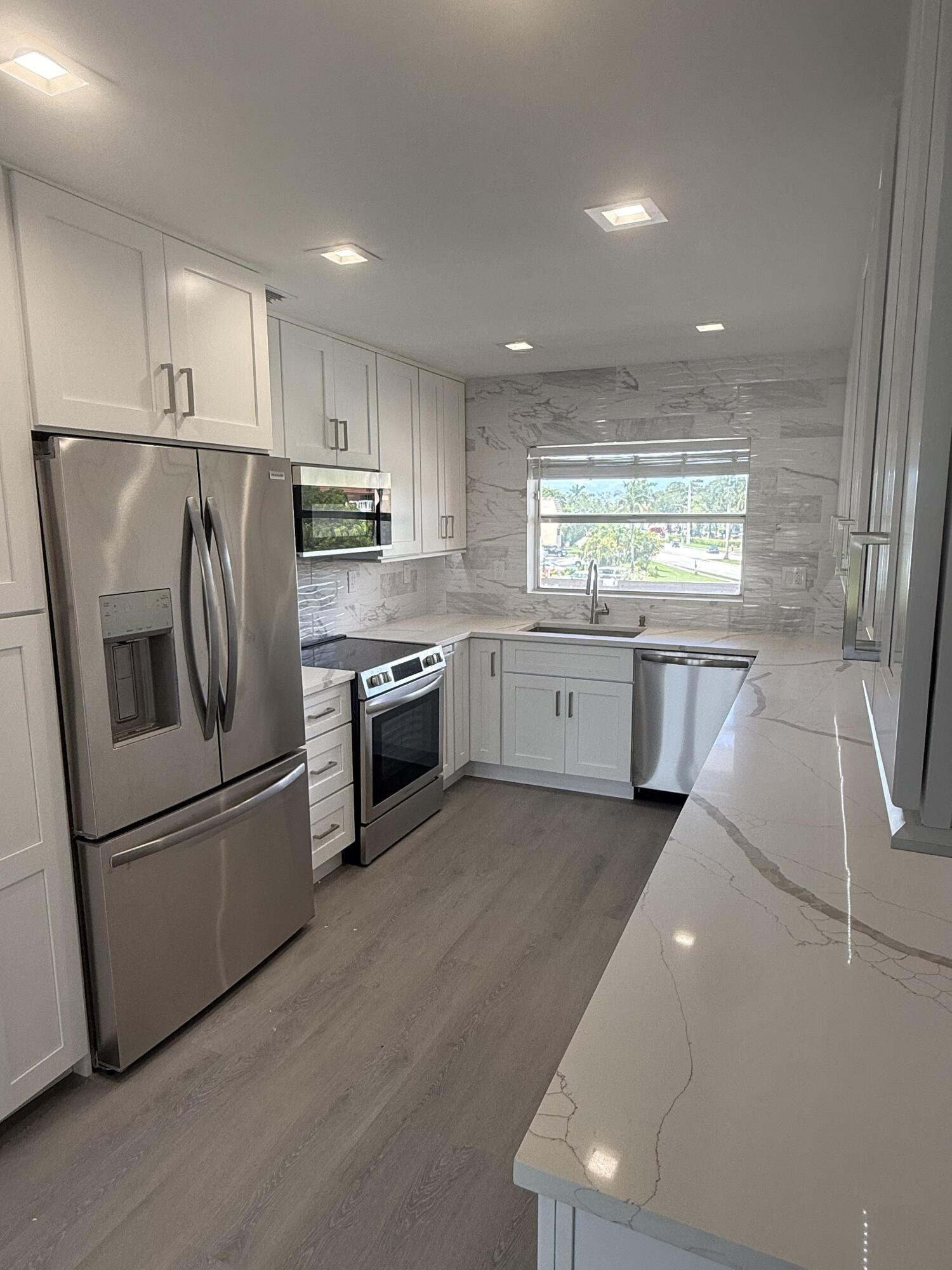 9300 Sunrise Lakes Boulevard 303, Sunrise, FL 33322, Sunrise - Photo 4