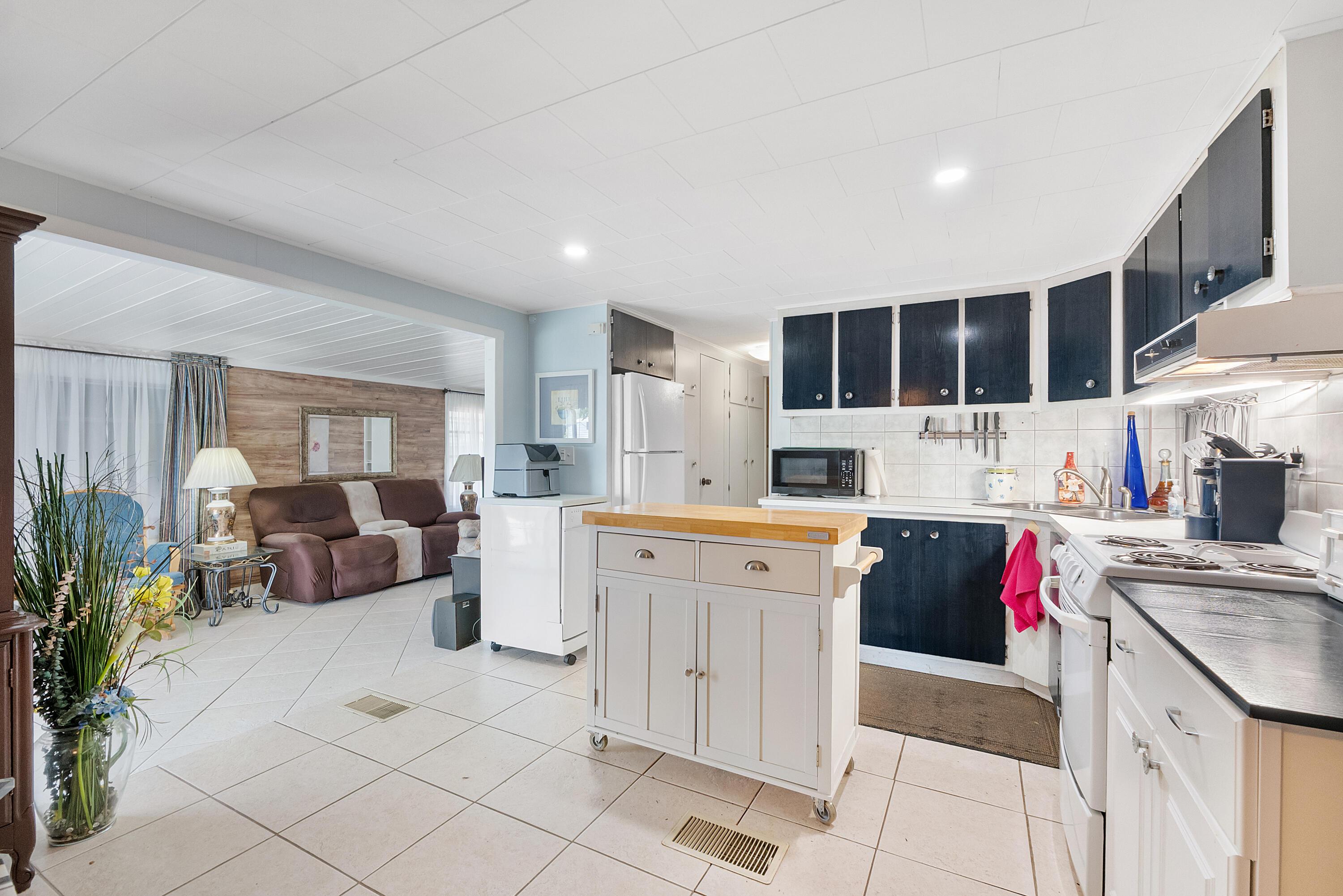 8670 SW 18TH Place, Davie, FL 33324, Davie - Photo 3