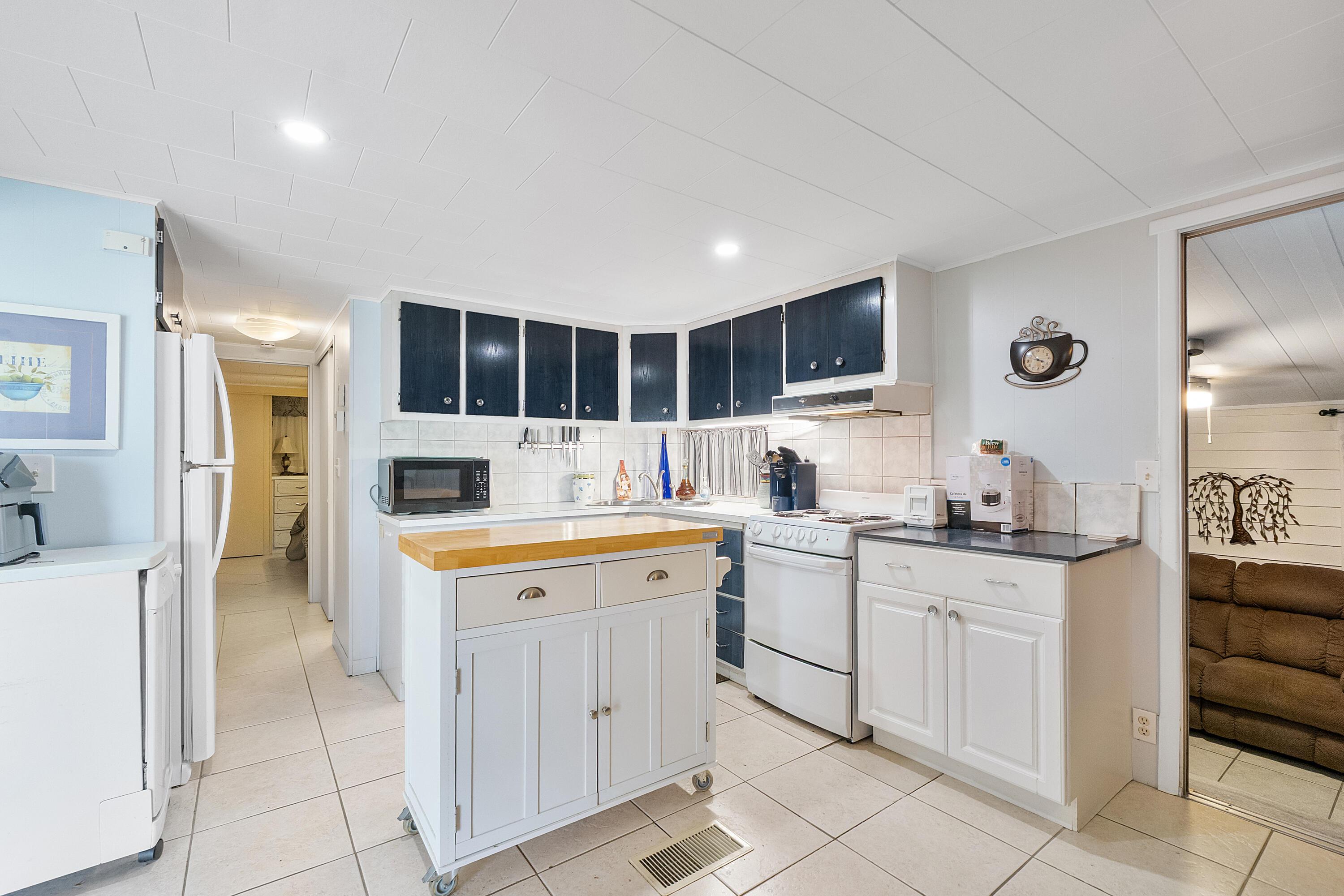 8670 SW 18TH Place, Davie, FL 33324, Davie - Photo 4