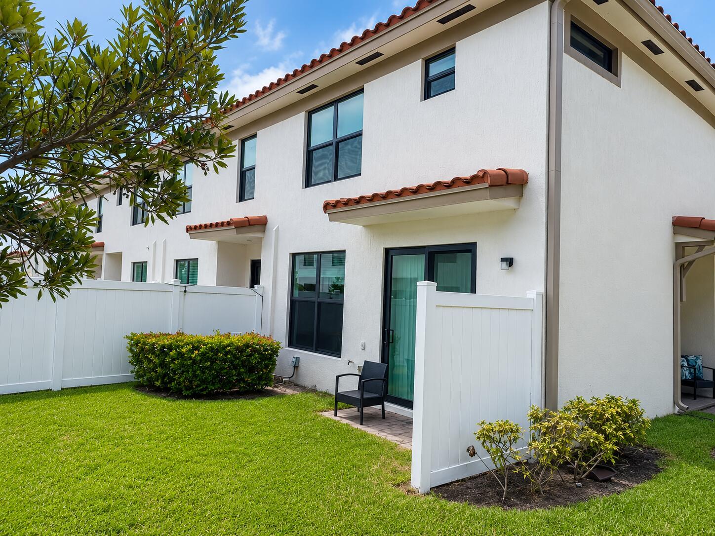 4414 HEMLOCK Drive, Riviera Beach, FL 33410, Riviera Beach - Photo 2