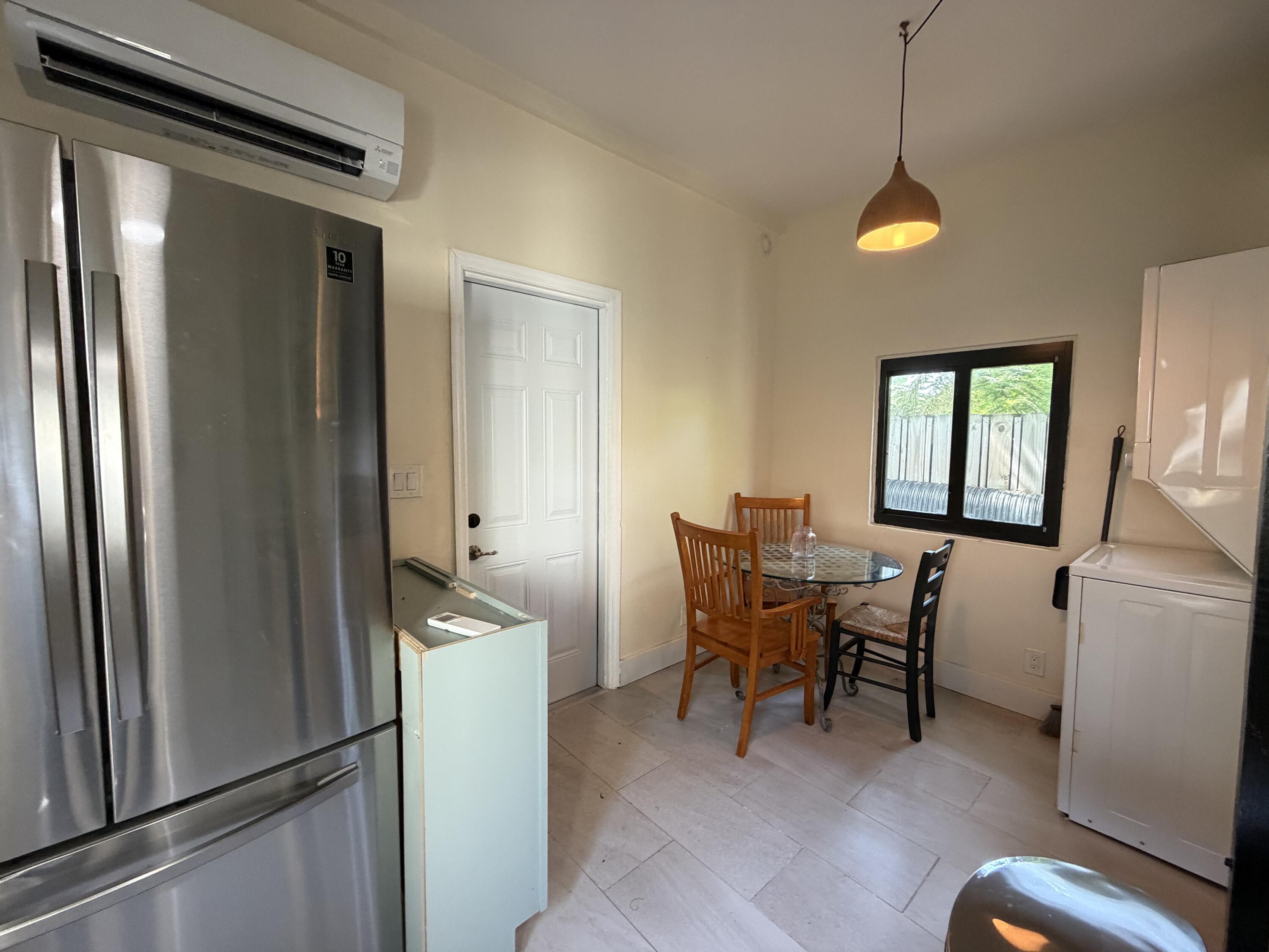 927 Paseo Andorra Cottage, West Palm Beach, FL 33405, West Palm Beach - Photo 2