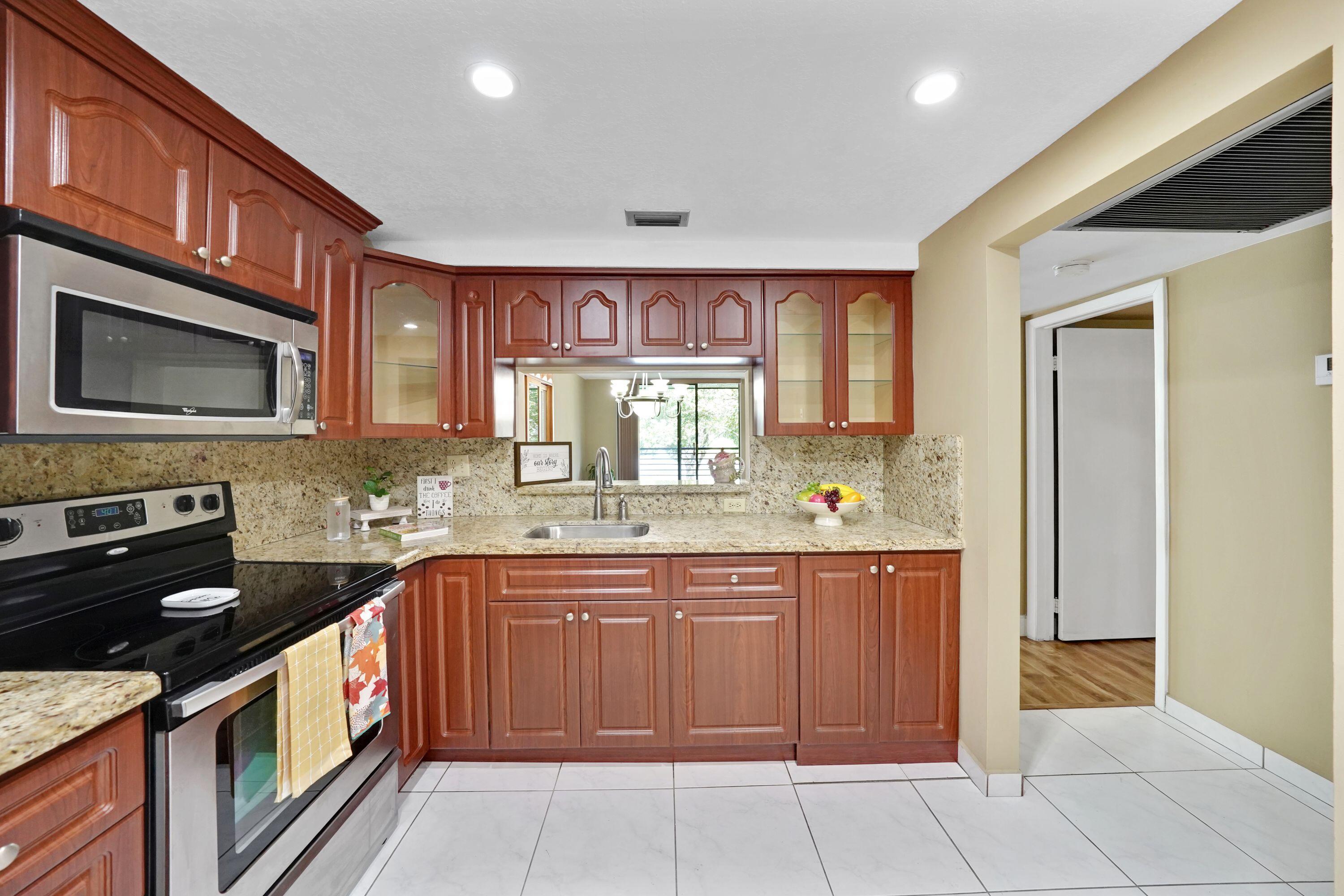 901 Colony Point Circle 207, Pembroke Pines, FL 33026, Pembroke Pines - Photo 5