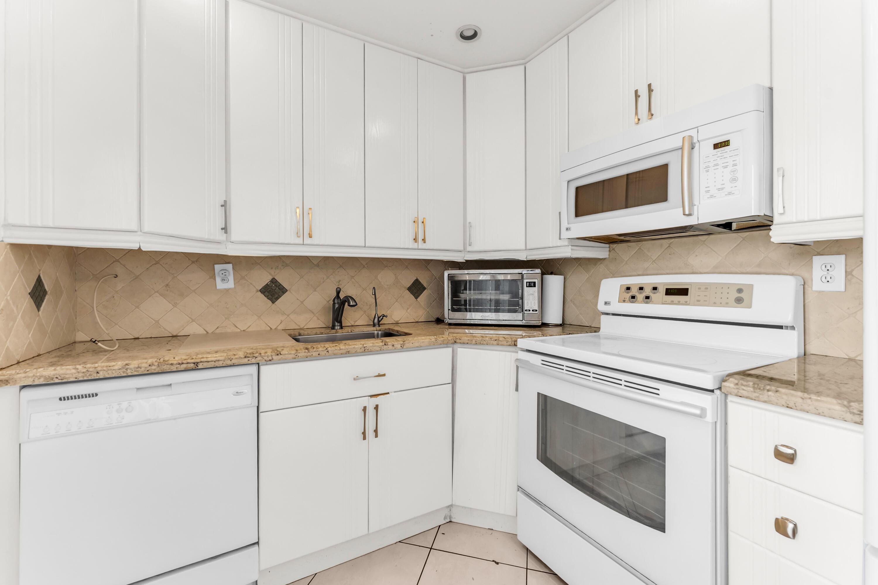 572 Flanders L 572, Delray Beach, FL 33484, Delray Beach - Photo 2