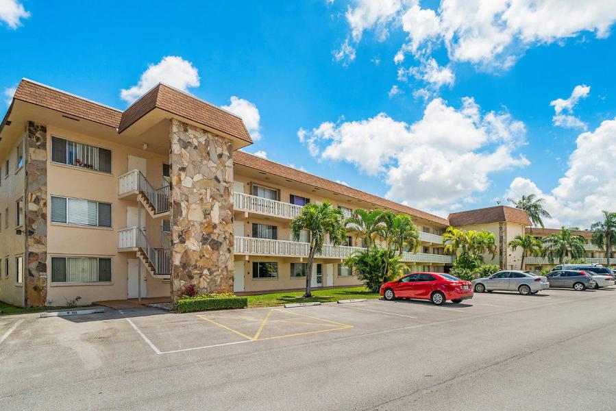 400 VILLAGE GREEN Circle W 102, Palm Springs, FL 33461, Palm Springs