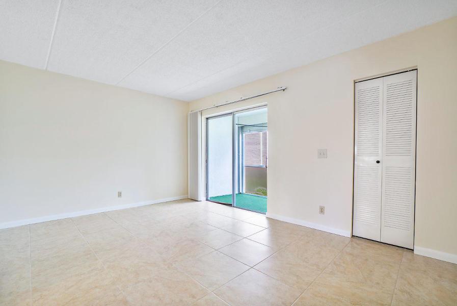 400 VILLAGE GREEN Circle W 102, Palm Springs, FL 33461, Palm Springs - Photo 4