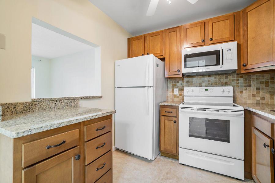 400 VILLAGE GREEN Circle W 102, Palm Springs, FL 33461, Palm Springs - Photo 3