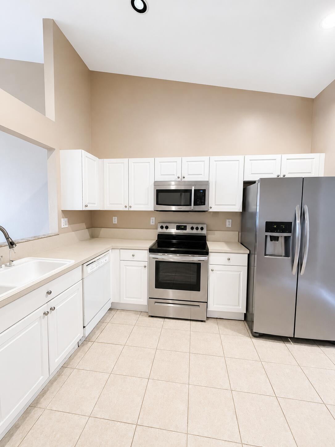 2401 E Aragon Boulevard 5, Sunrise, FL 33313, Sunrise - Photo 3