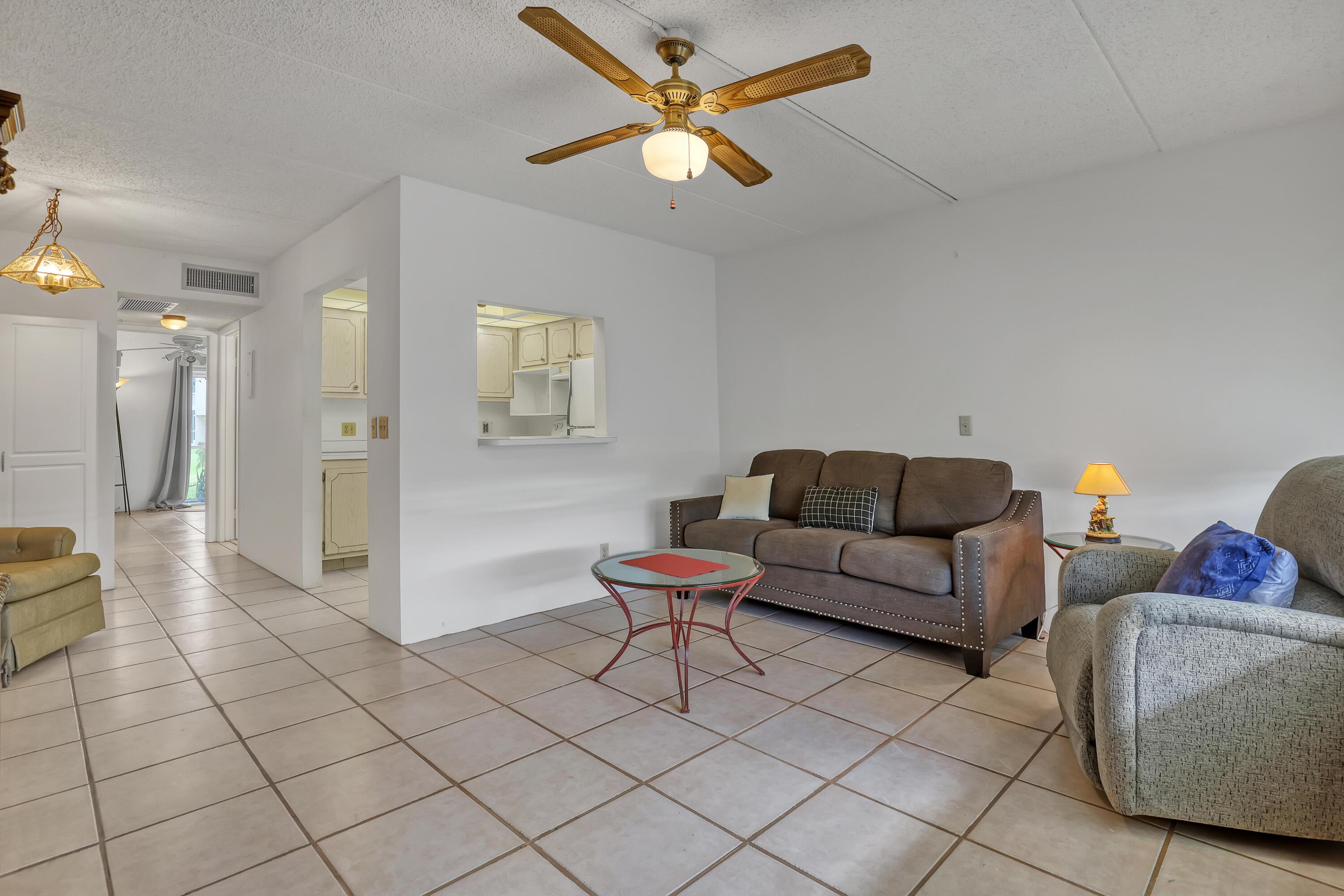 400 VILLAGE GREEN Circle W 117, Palm Springs, FL 33461, Palm Springs - Photo 4