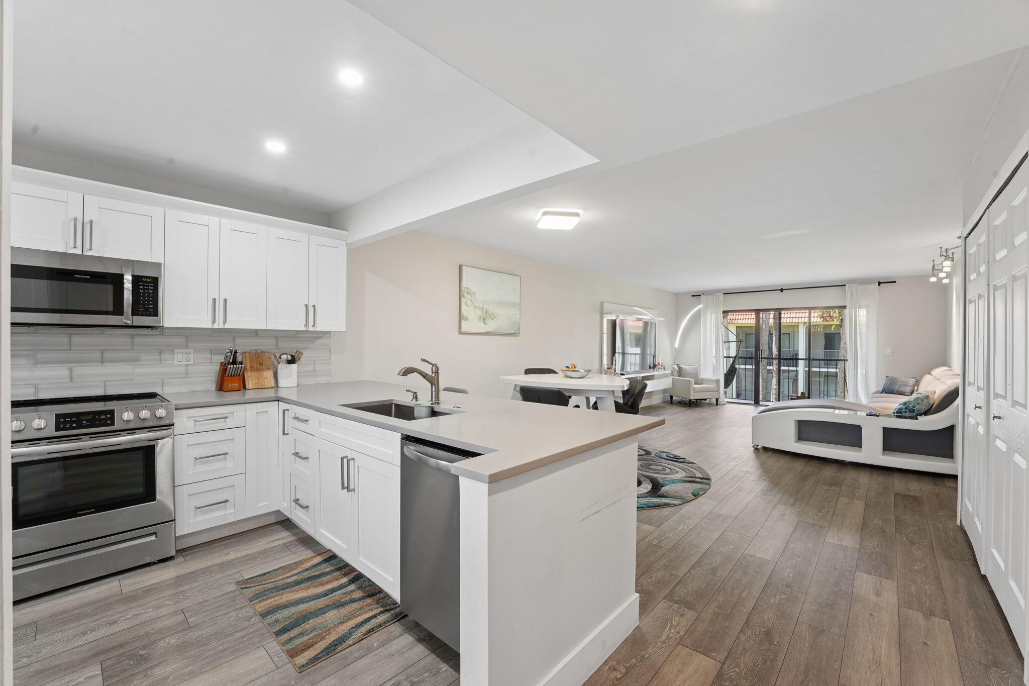 327 LAKEVIEW Drive 203, Weston, FL 33326, Weston - Photo 4