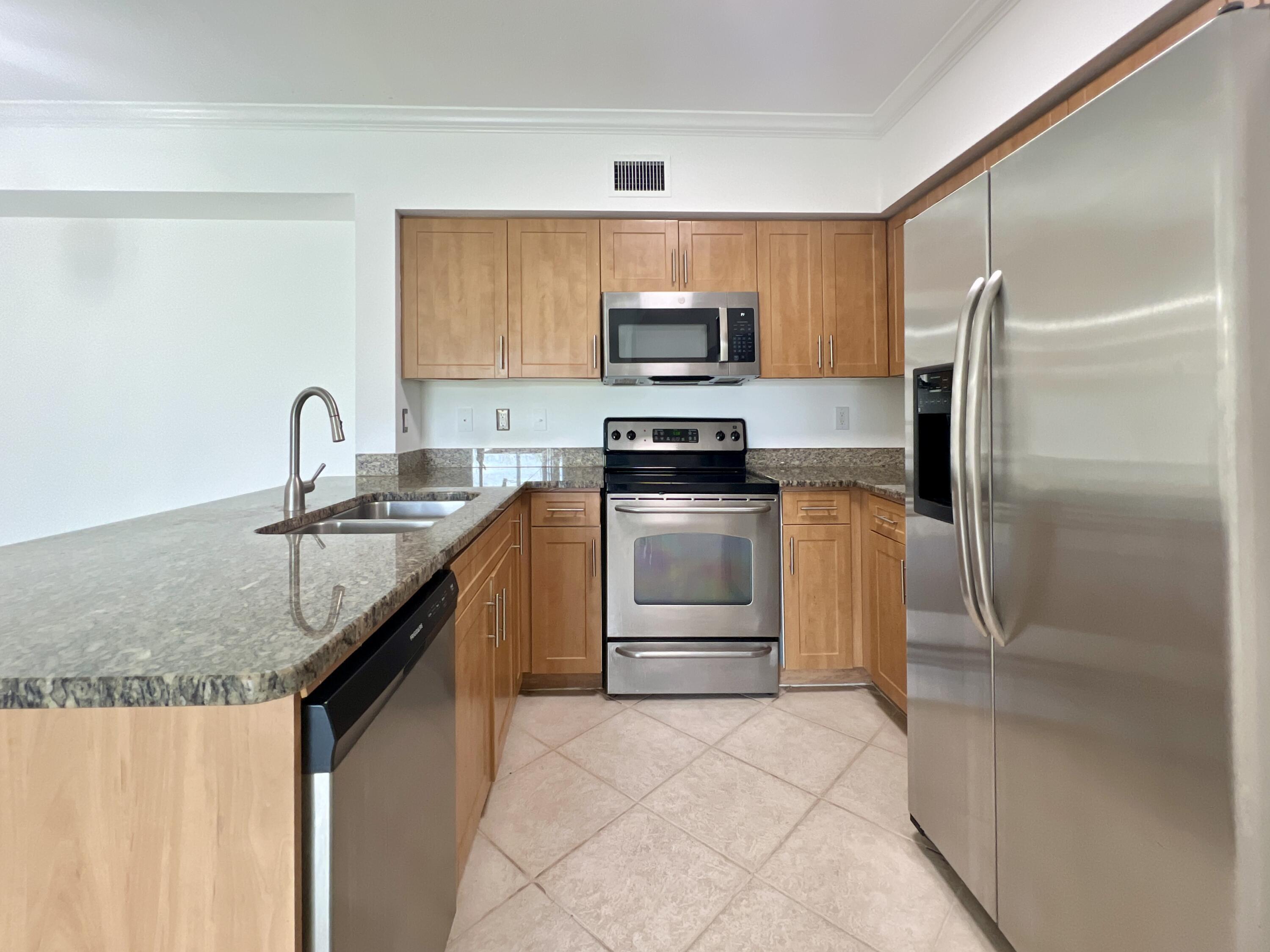 6450 Emerald Dunes Drive 301, West Palm Beach, FL 33411, West Palm Beach - Photo 2