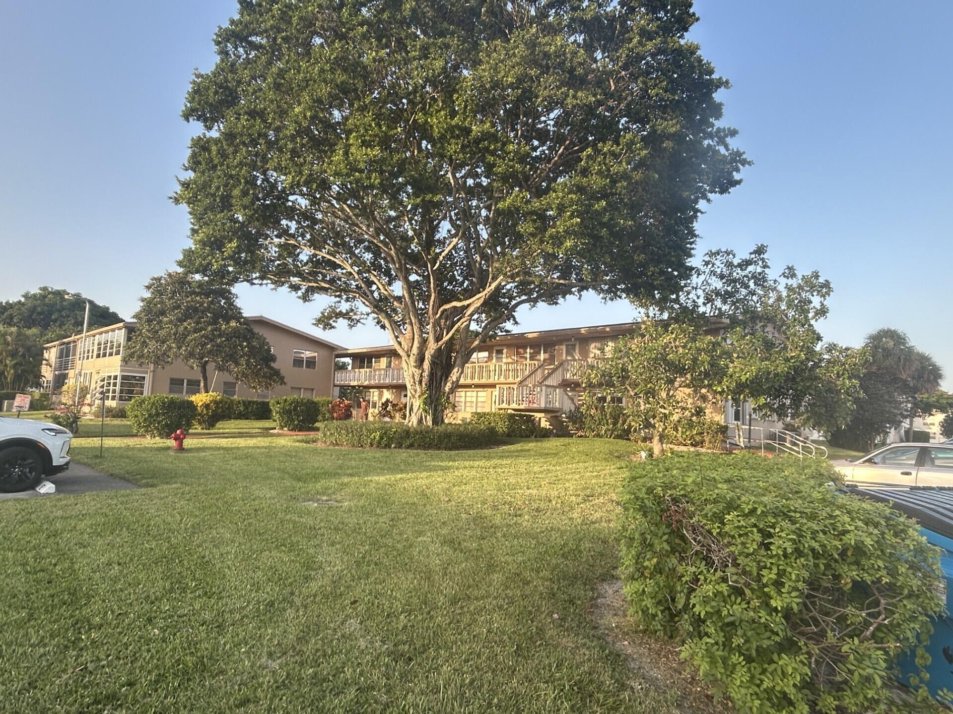 126 BEDFORD E, West Palm Beach, FL 33417, West Palm Beach - Photo 2