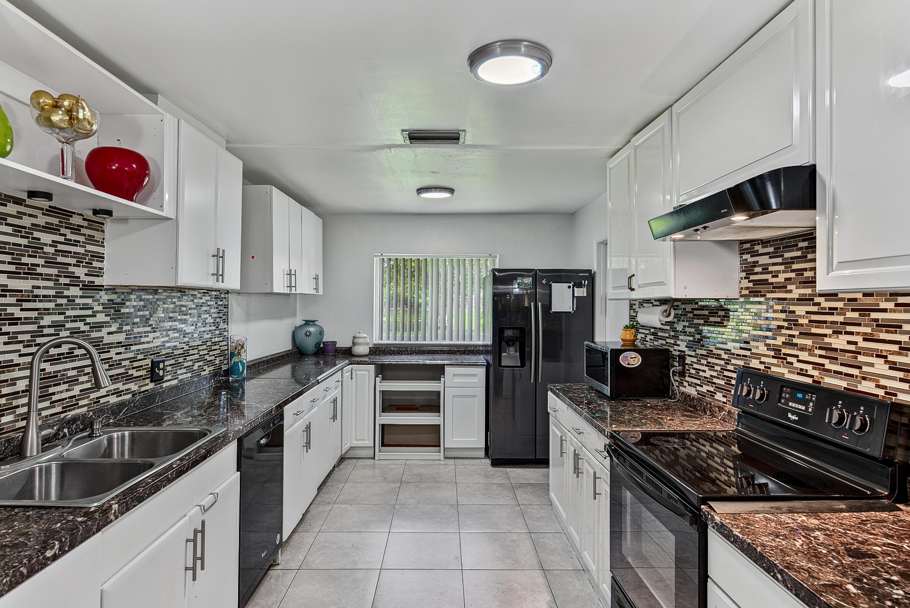 7190 NW 10TH Court, Margate, FL 33063, Margate - Photo 4