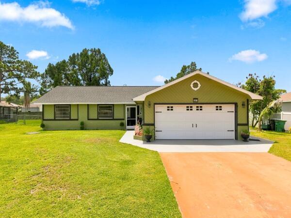 450 SE Thornhill Drive, Port St. Lucie, FL 34983, Port St. Lucie - Photo 2