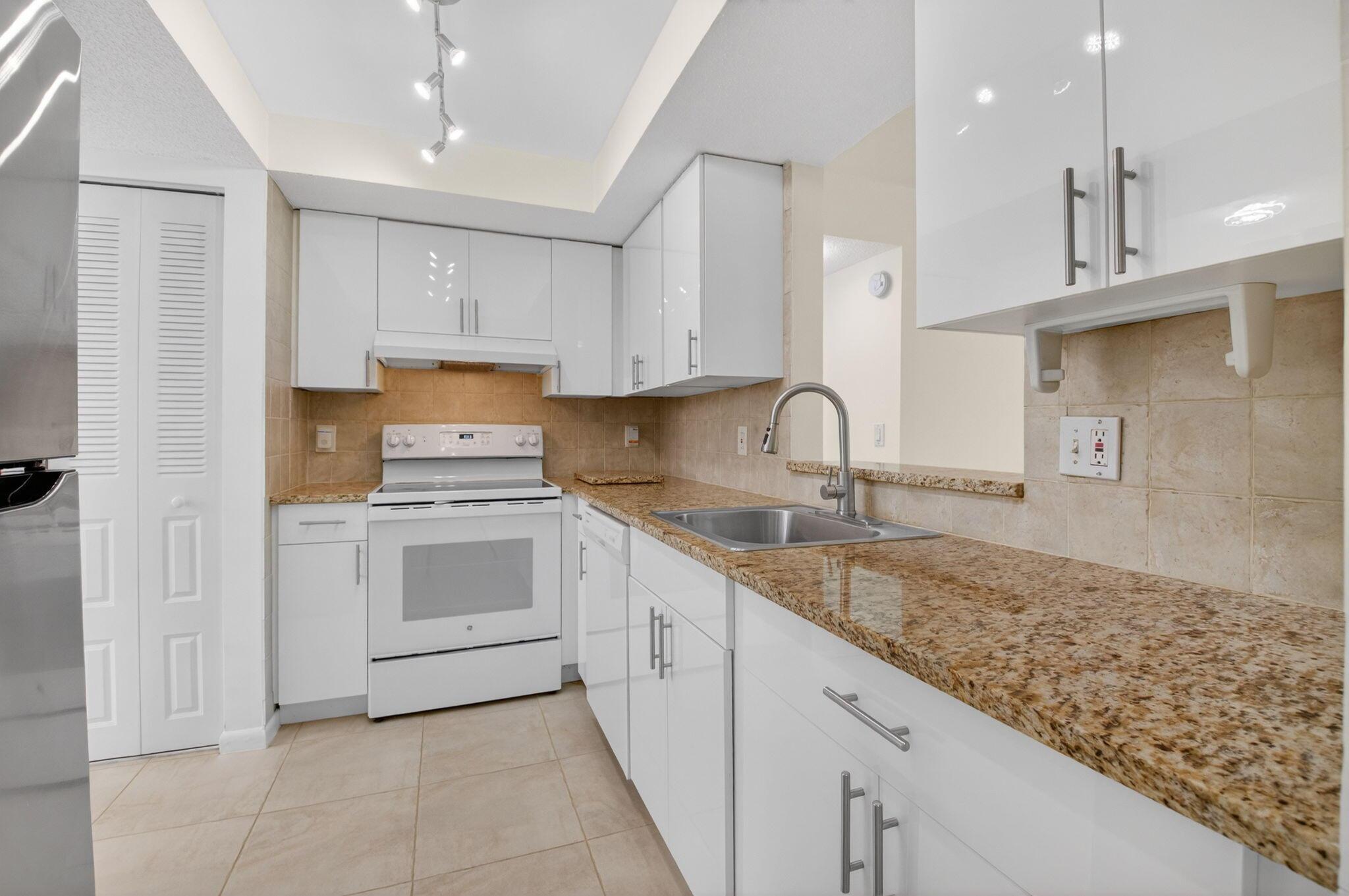 10 Willowbrook Lane 207, Delray Beach, FL 33446, Delray Beach - Photo 5
