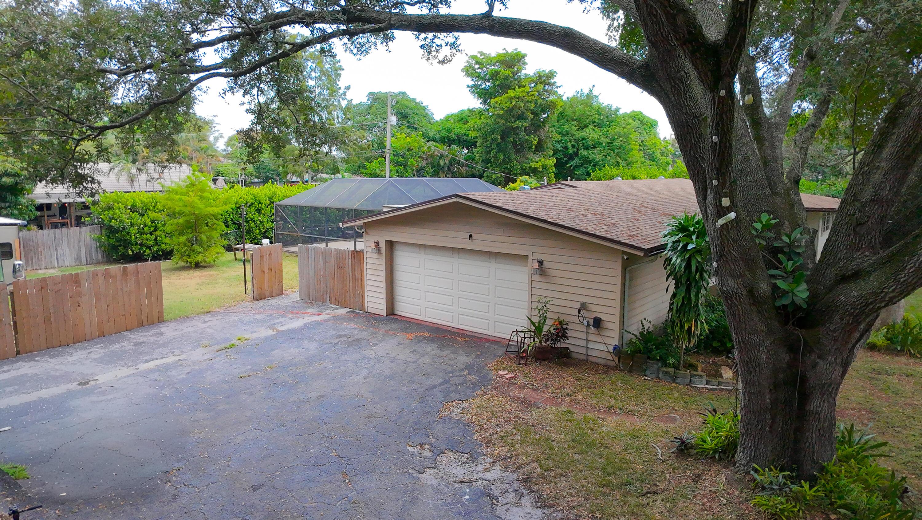 4511 E Country Club Circle, Plantation, FL 33317, Plantation - Photo 4