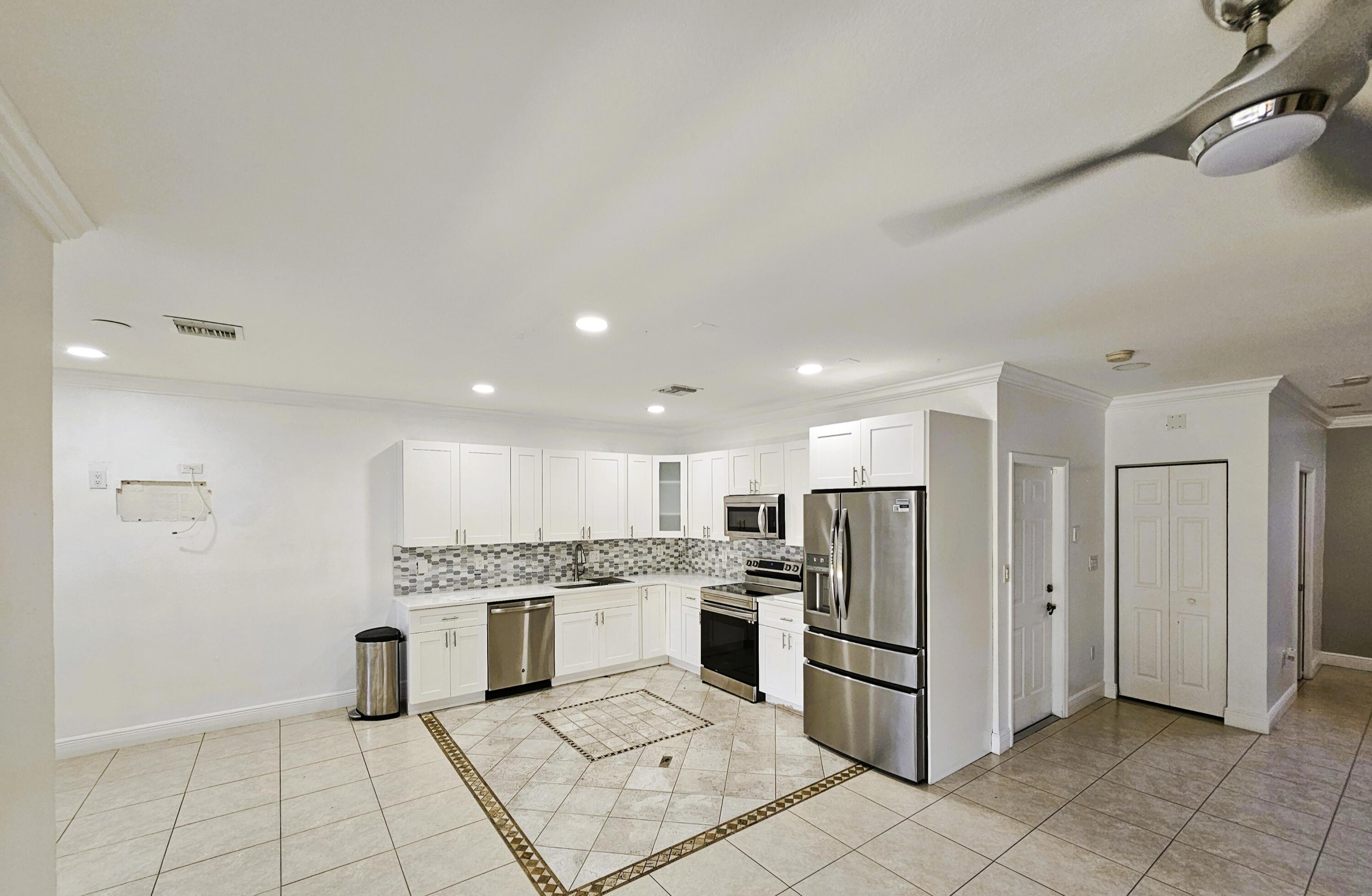 213 TALIA Circle, Palm Springs, FL 33461, Palm Springs - Photo 2