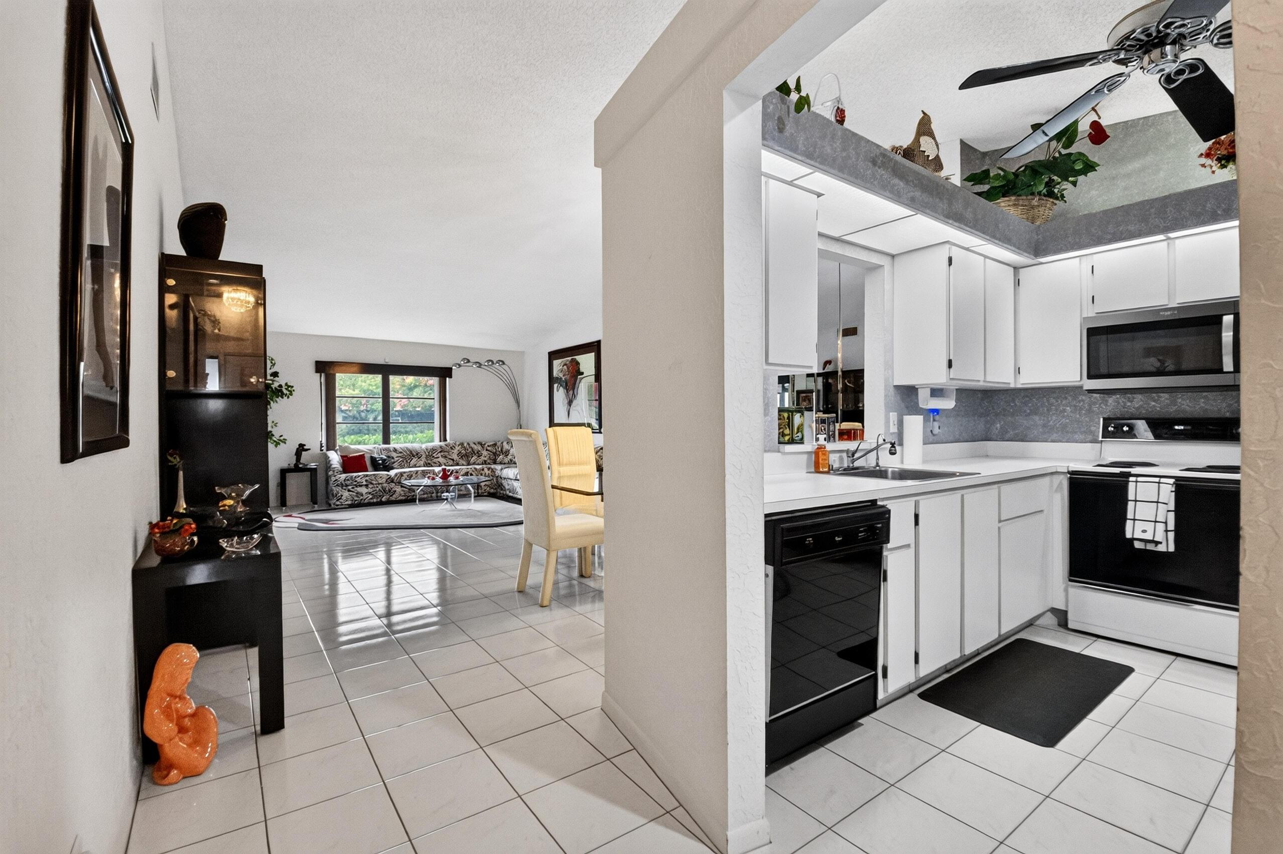 8179 Whispering Palm Drive, Boca Raton, FL 33496, Boca Raton - Photo 5