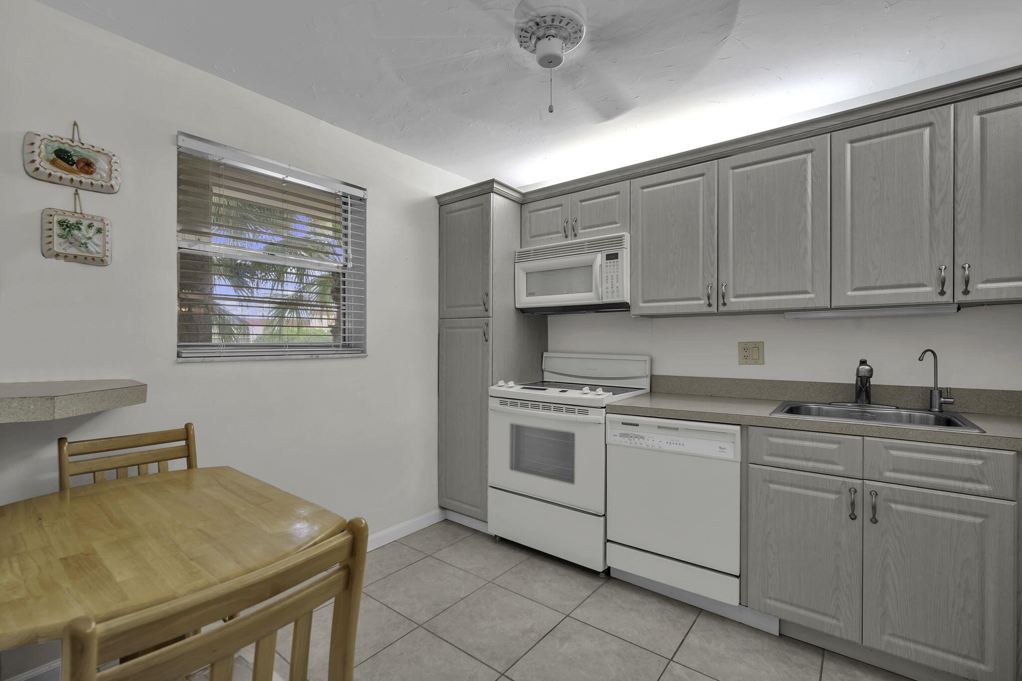 3231 Holiday Springs Boulevard 306, Margate, FL 33063, Margate - Photo 4