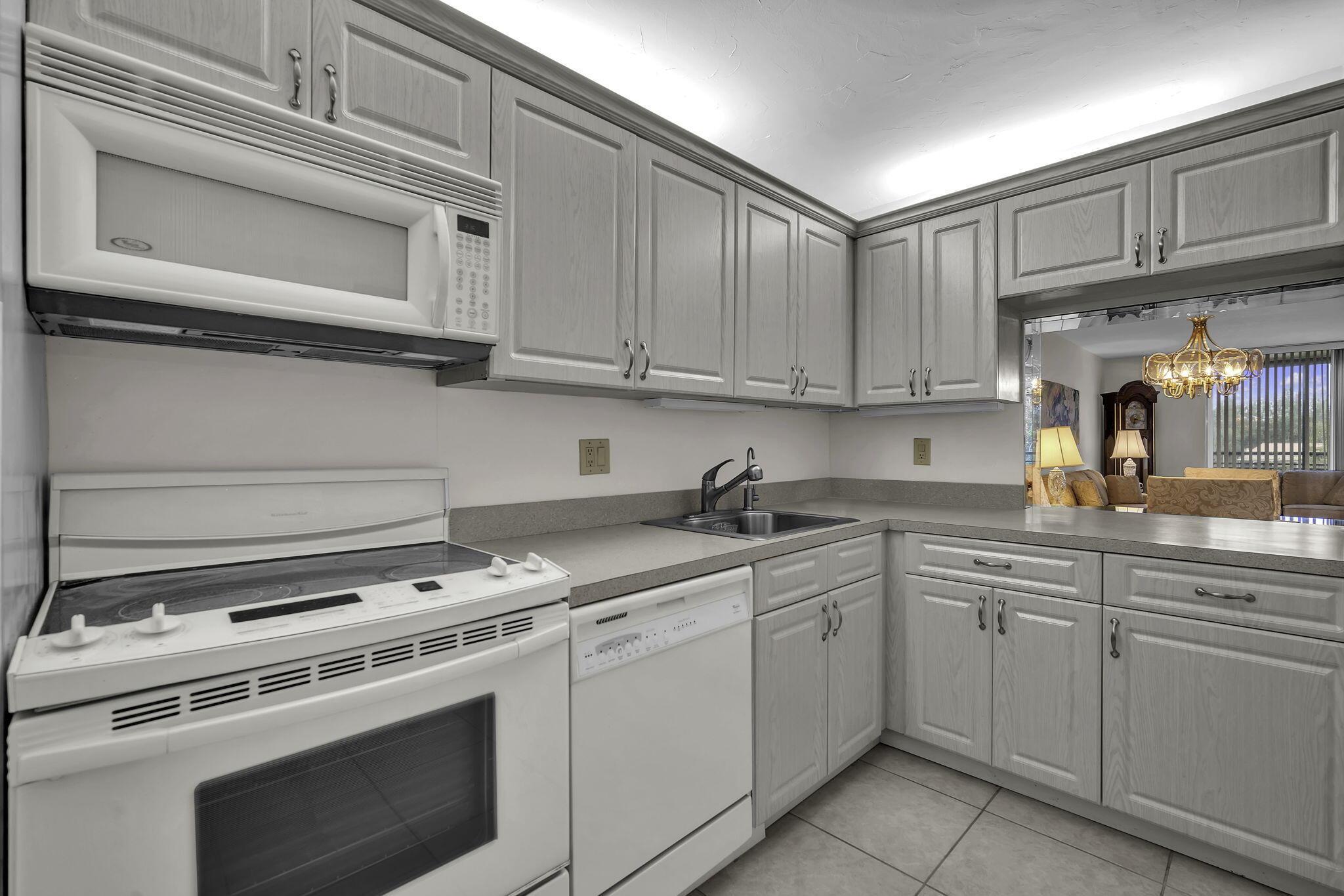 3231 Holiday Springs Boulevard 306, Margate, FL 33063, Margate - Photo 3
