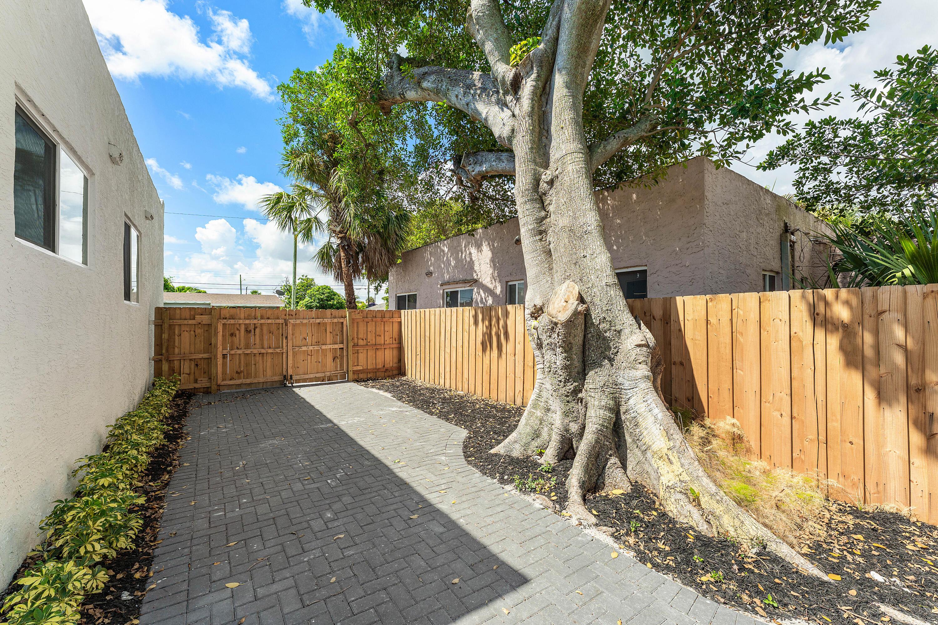 1150 W 25th Street, Riviera Beach, FL 33404, Riviera Beach - Photo 2