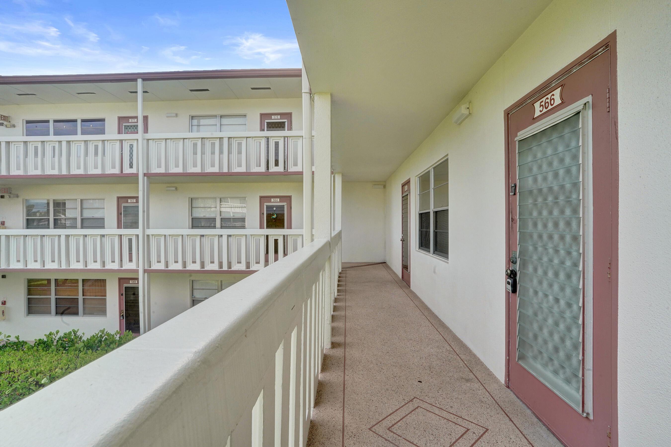 566 Fanshaw N, Boca Raton, FL 33434, Boca Raton - Photo 3