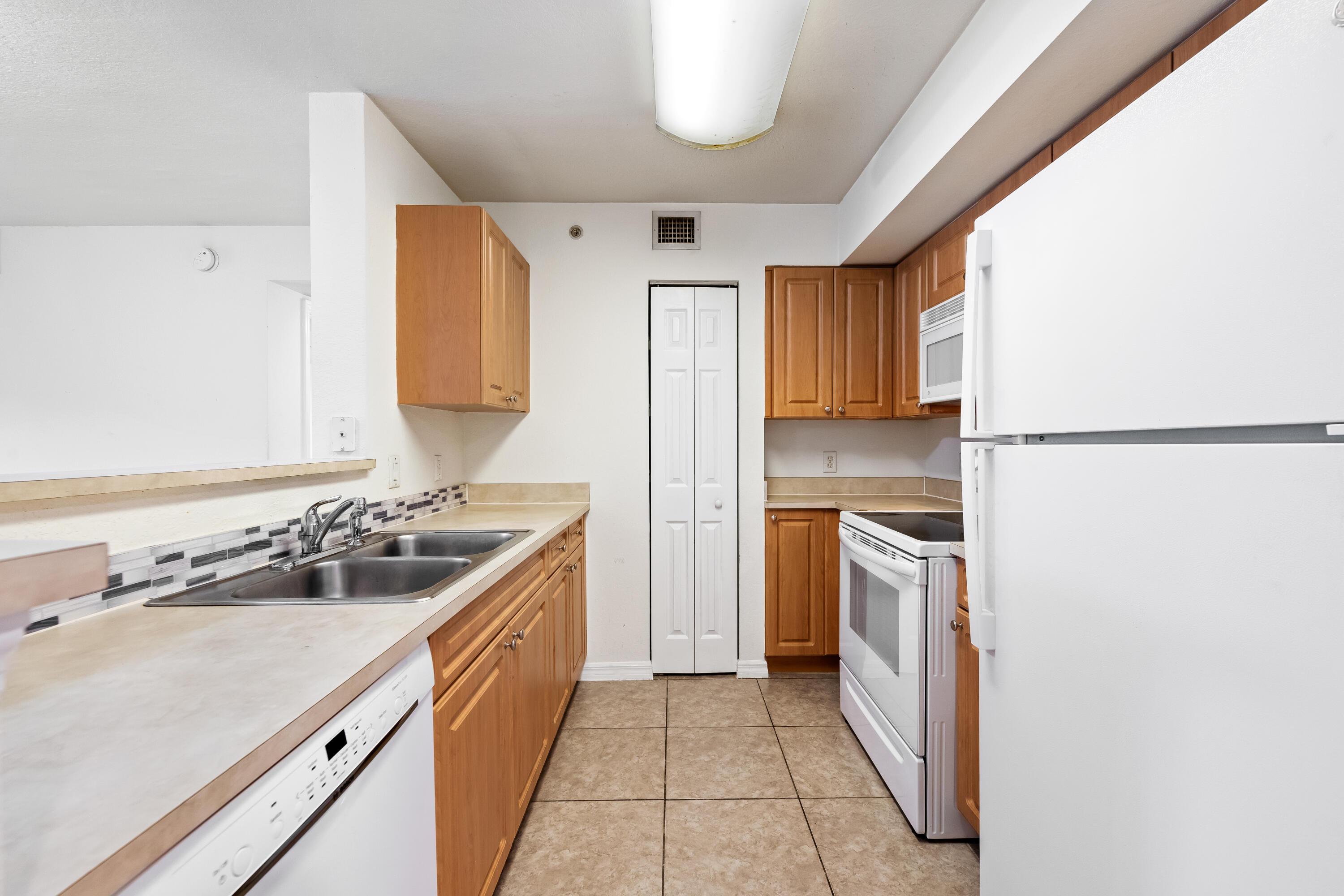 6777 Heritage Grande 1105, Boynton Beach, FL 33437, Boynton Beach - Photo 3