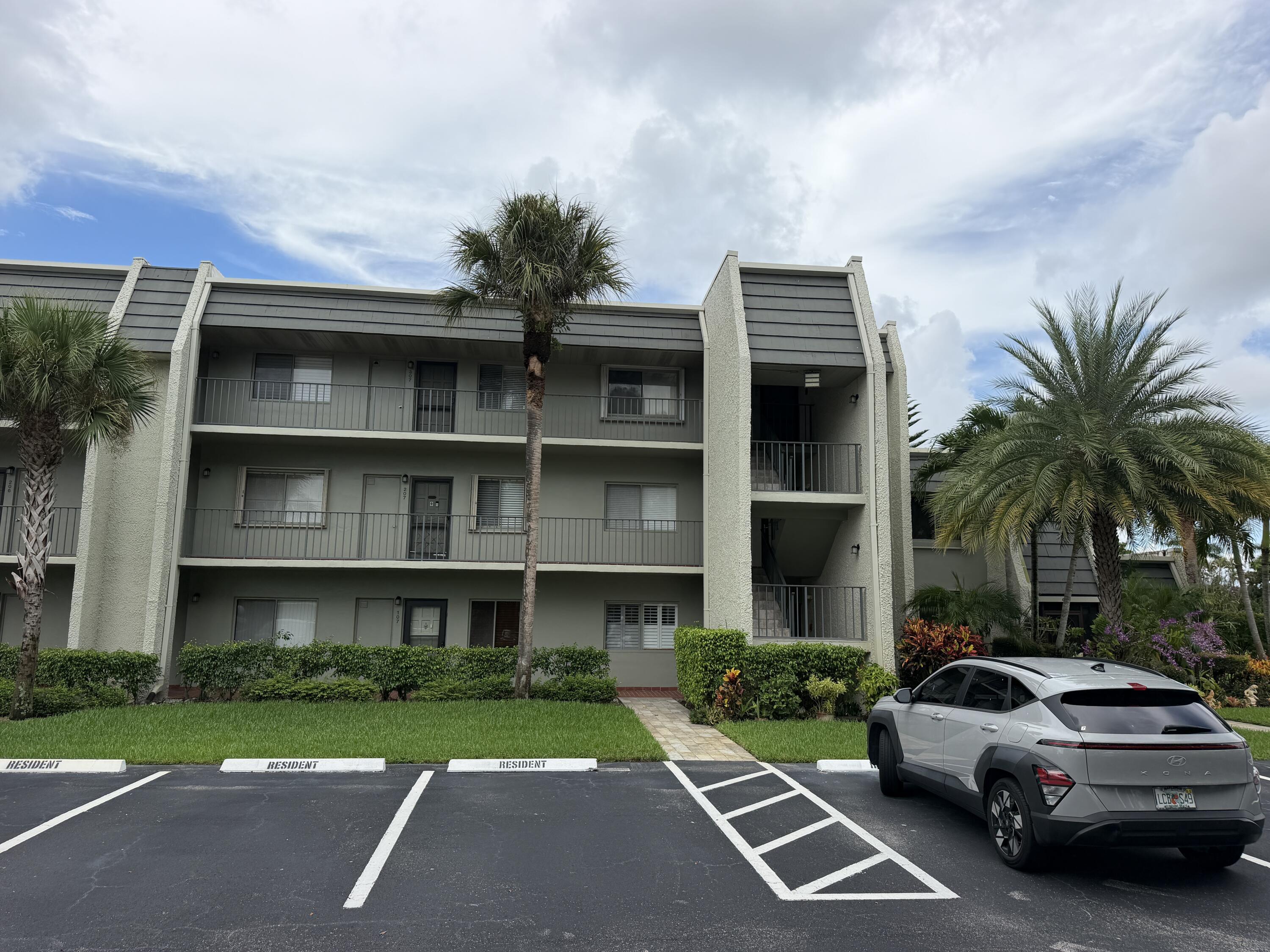 4120 Tivoli Court 208, Lake Worth, FL 33467, Lake Worth - Photo 5