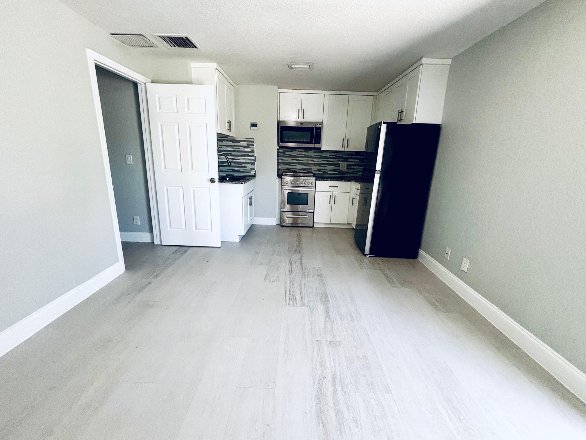 2725 Prairie Lane, Palm Springs, FL 33406, Palm Springs - Photo 2