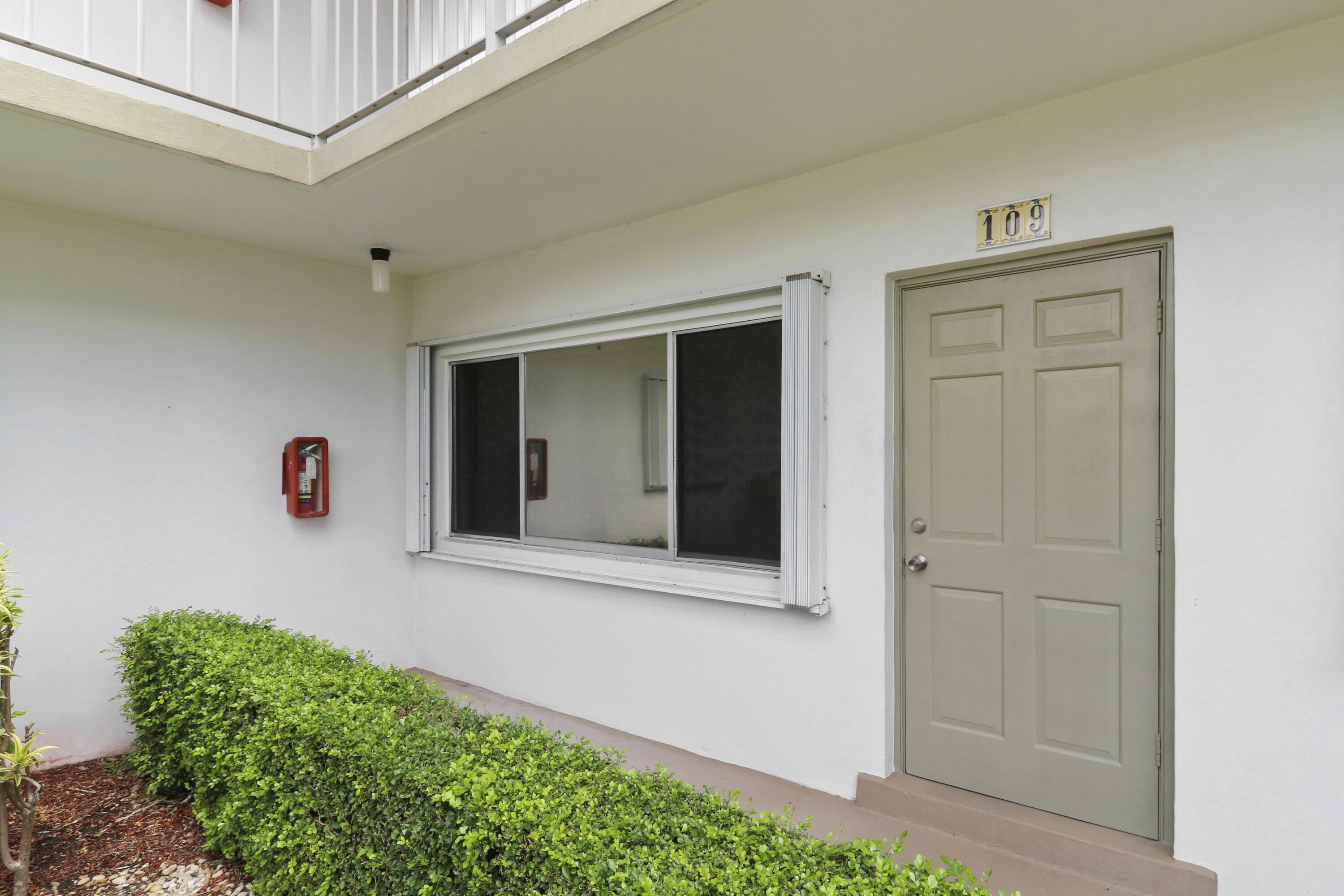 3040 LAKE OSBORNE Drive 109, Lake Worth Beach, FL 33461, Lake Worth Beach - Photo 4