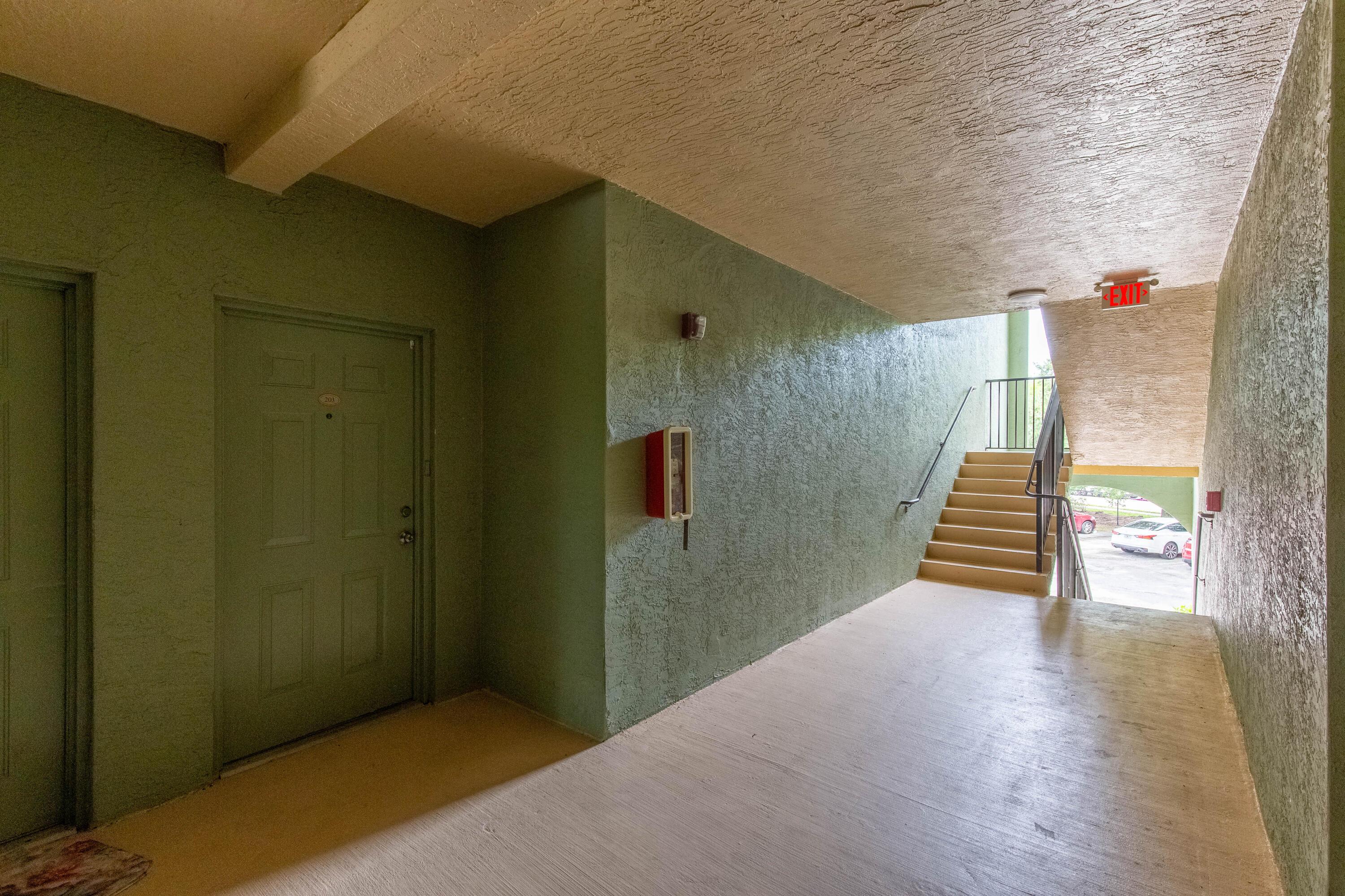 350 Crestwood Circle 203, Royal Palm Beach, FL 33411, Royal Palm Beach - Photo 3