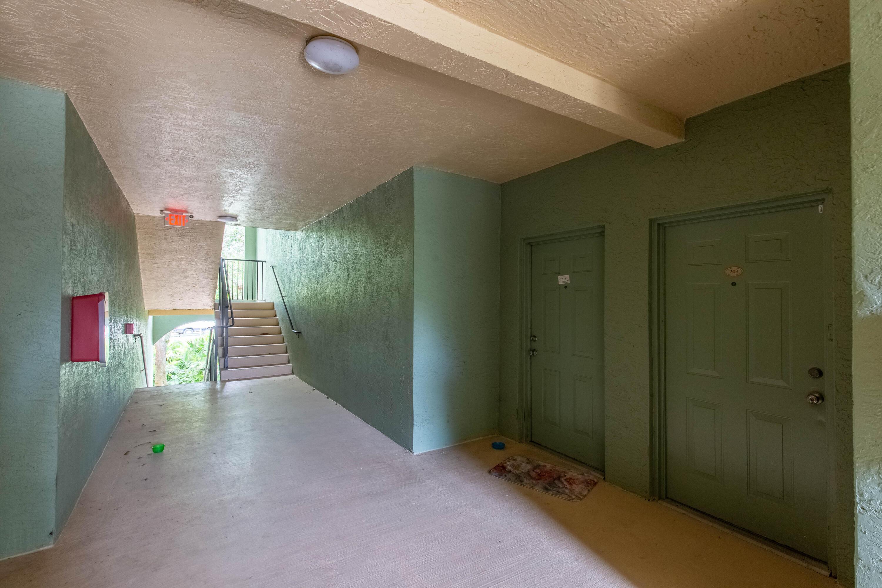 350 Crestwood Circle 203, Royal Palm Beach, FL 33411, Royal Palm Beach - Photo 4