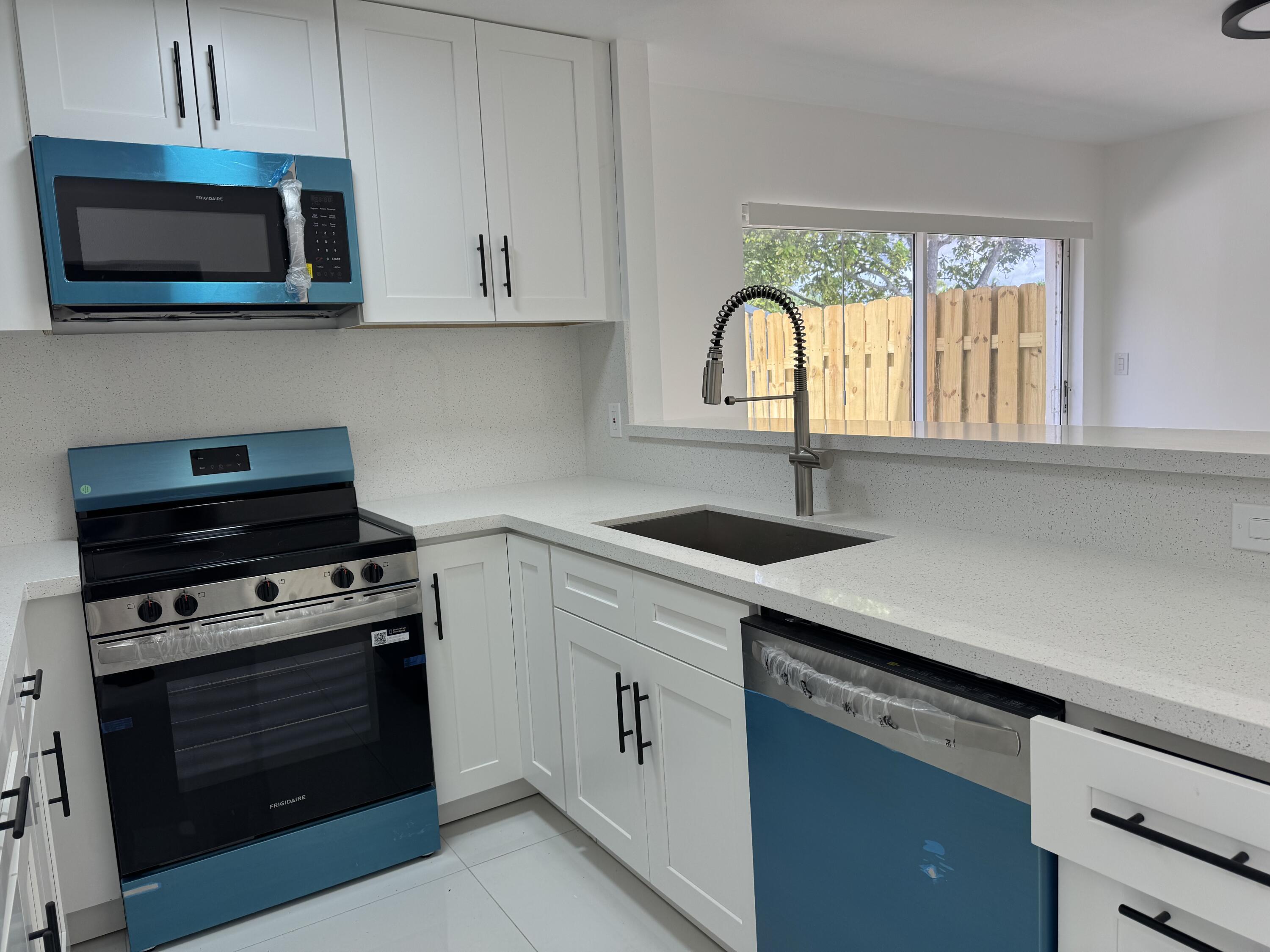4421 SW 72nd Terrace, Davie, FL 33314, Davie - Photo 4