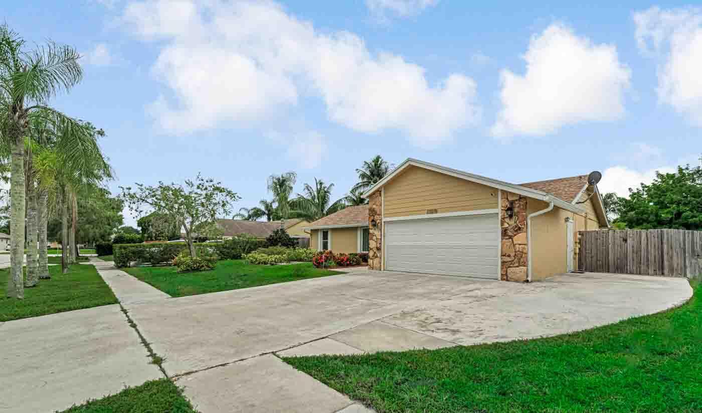 427 Las Palmas Street, Royal Palm Beach, FL 33411, Royal Palm Beach - Photo 2