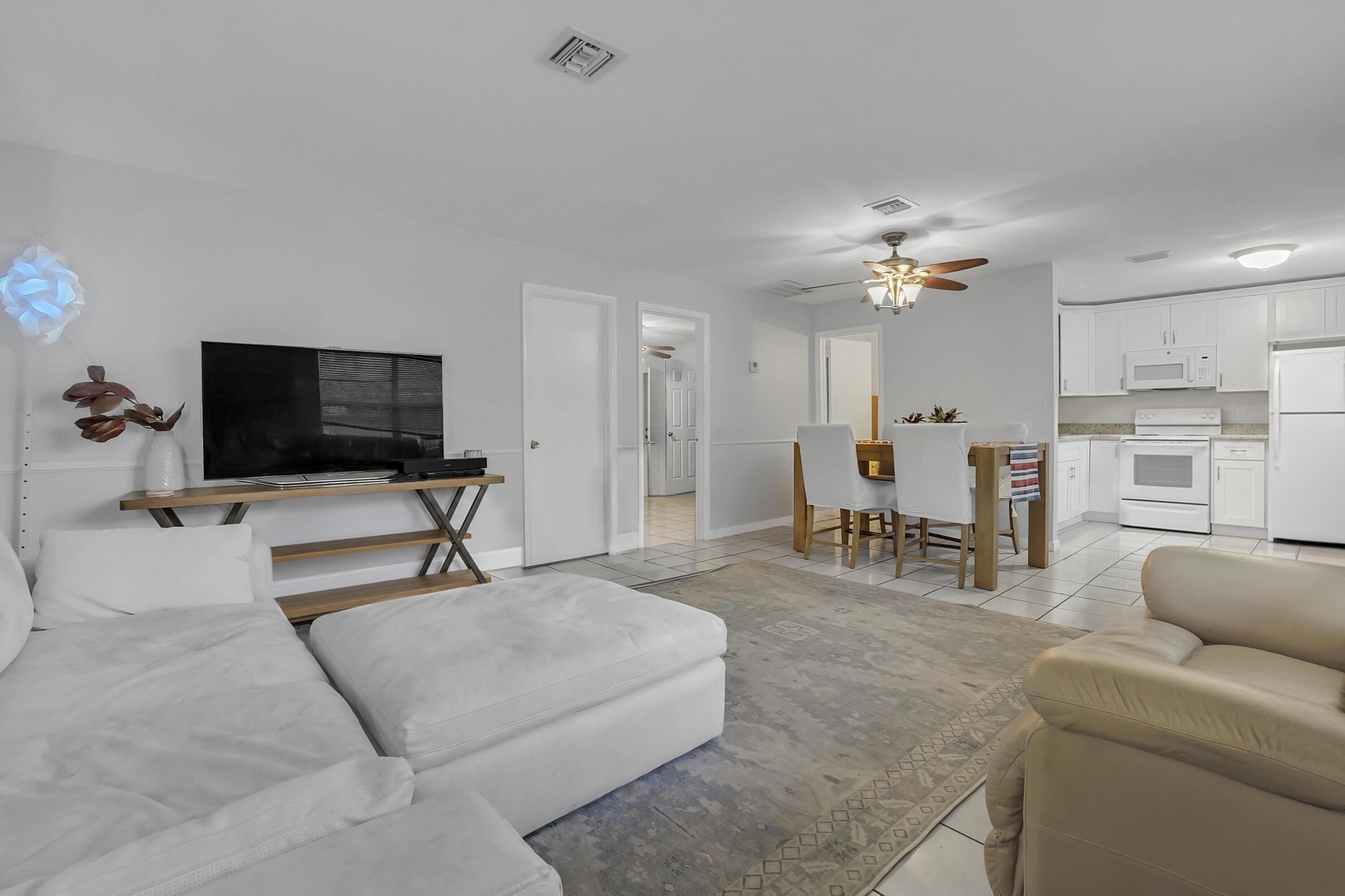 512 Holly Drive 1, Palm Beach Gardens, FL 33410, Palm Beach Gardens - Photo 2