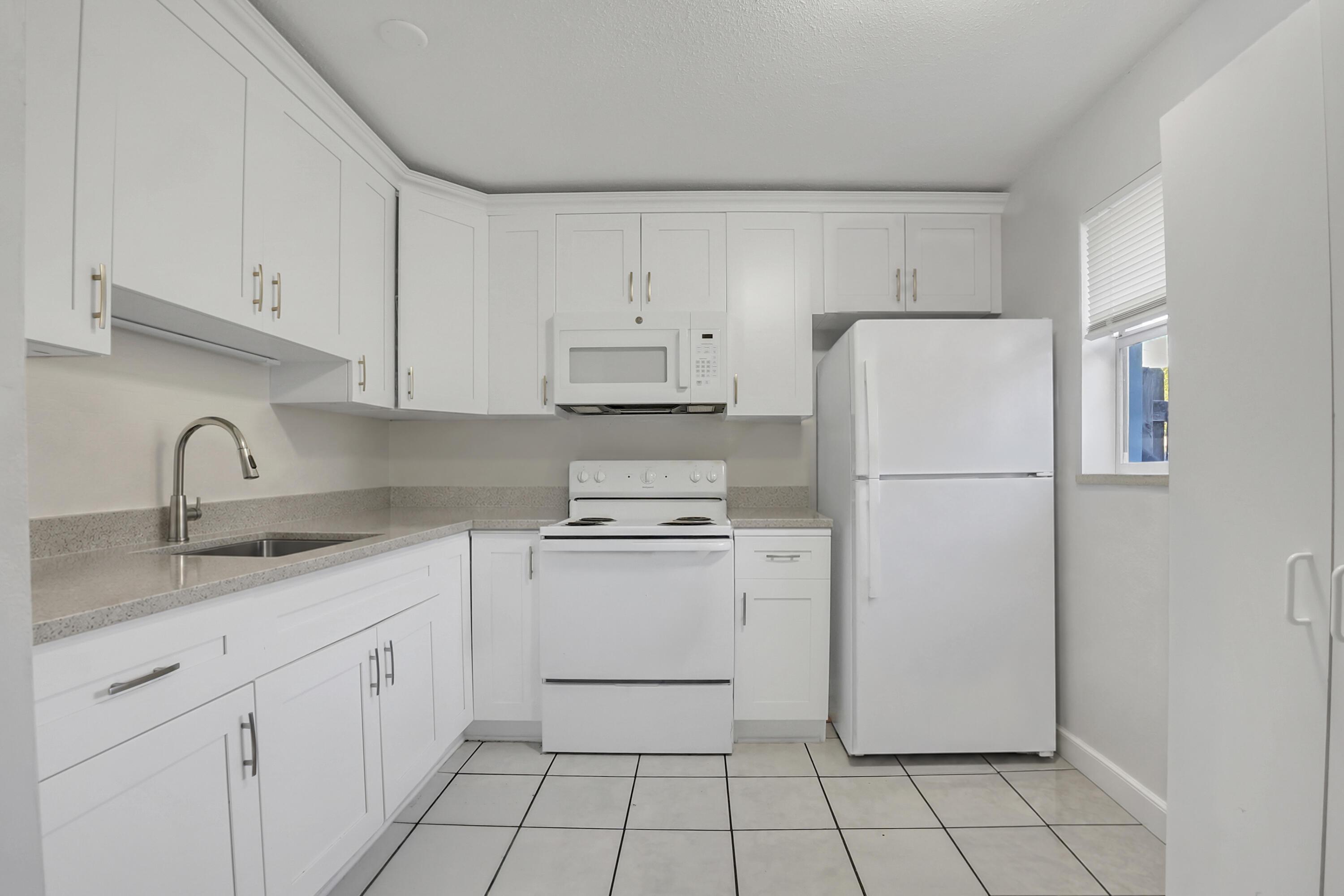 512 Holly Drive 1, Palm Beach Gardens, FL 33410, Palm Beach Gardens - Photo 3