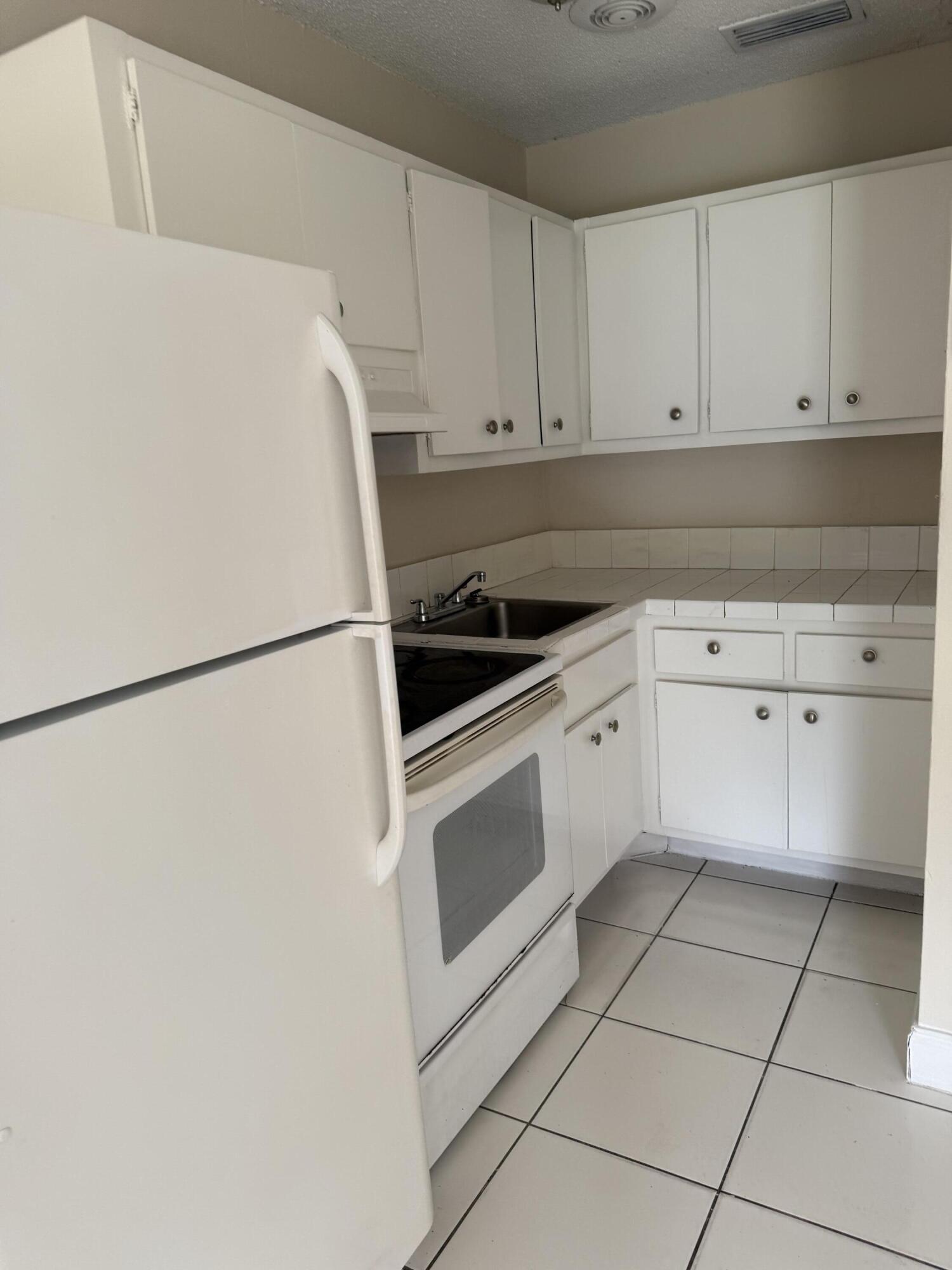 1431 SW 44TH Terrace 3, Fort Lauderdale, FL 33317, Fort Lauderdale - Photo 2