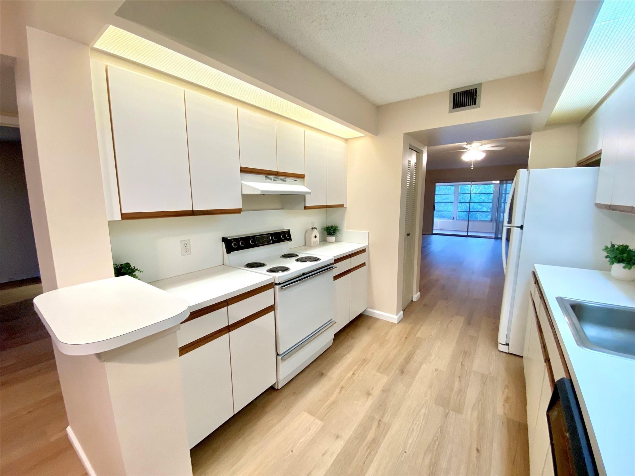 1000 SW 128TH Terrace 411V, Pembroke Pines, FL 33027, Pembroke Pines - Photo 4