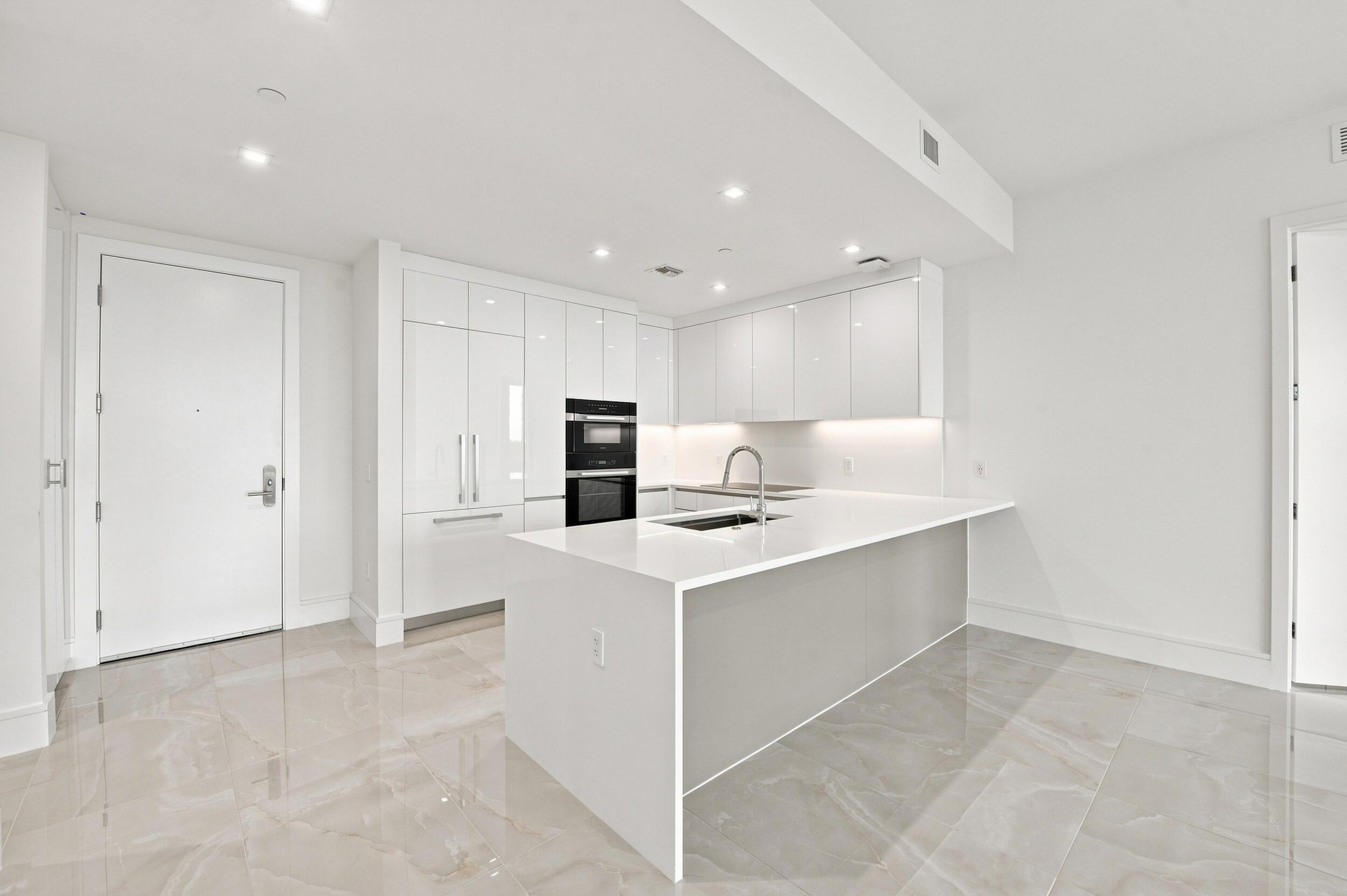 220 Lake Shore Drive 1517, Lake Park, FL 33403, Lake Park - Photo 2