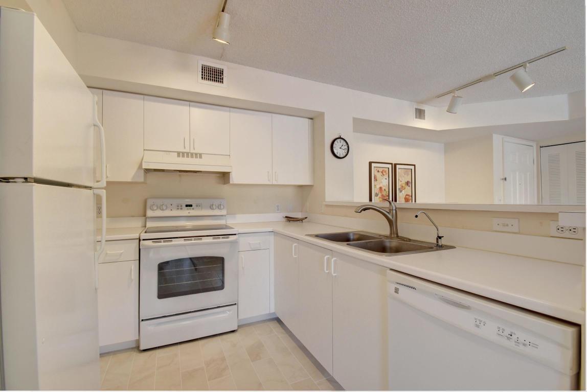135 Yacht Club Way 207, Hypoluxo, FL 33462, Hypoluxo