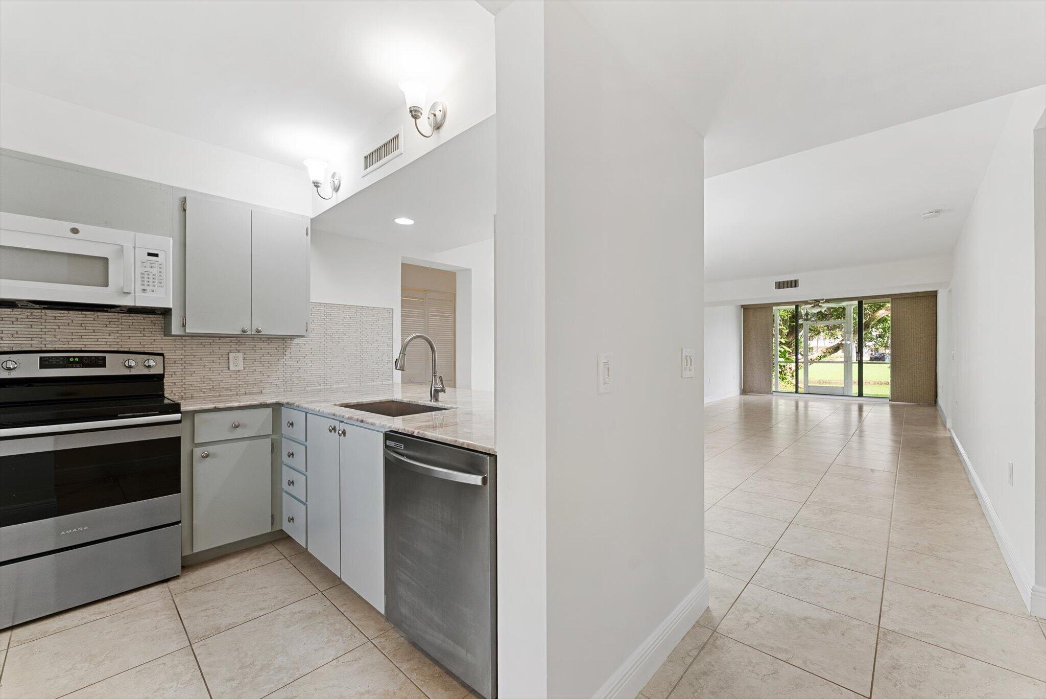 6205 BALBOA Circle 102, Boca Raton, FL 33433, Boca Raton - Photo 4