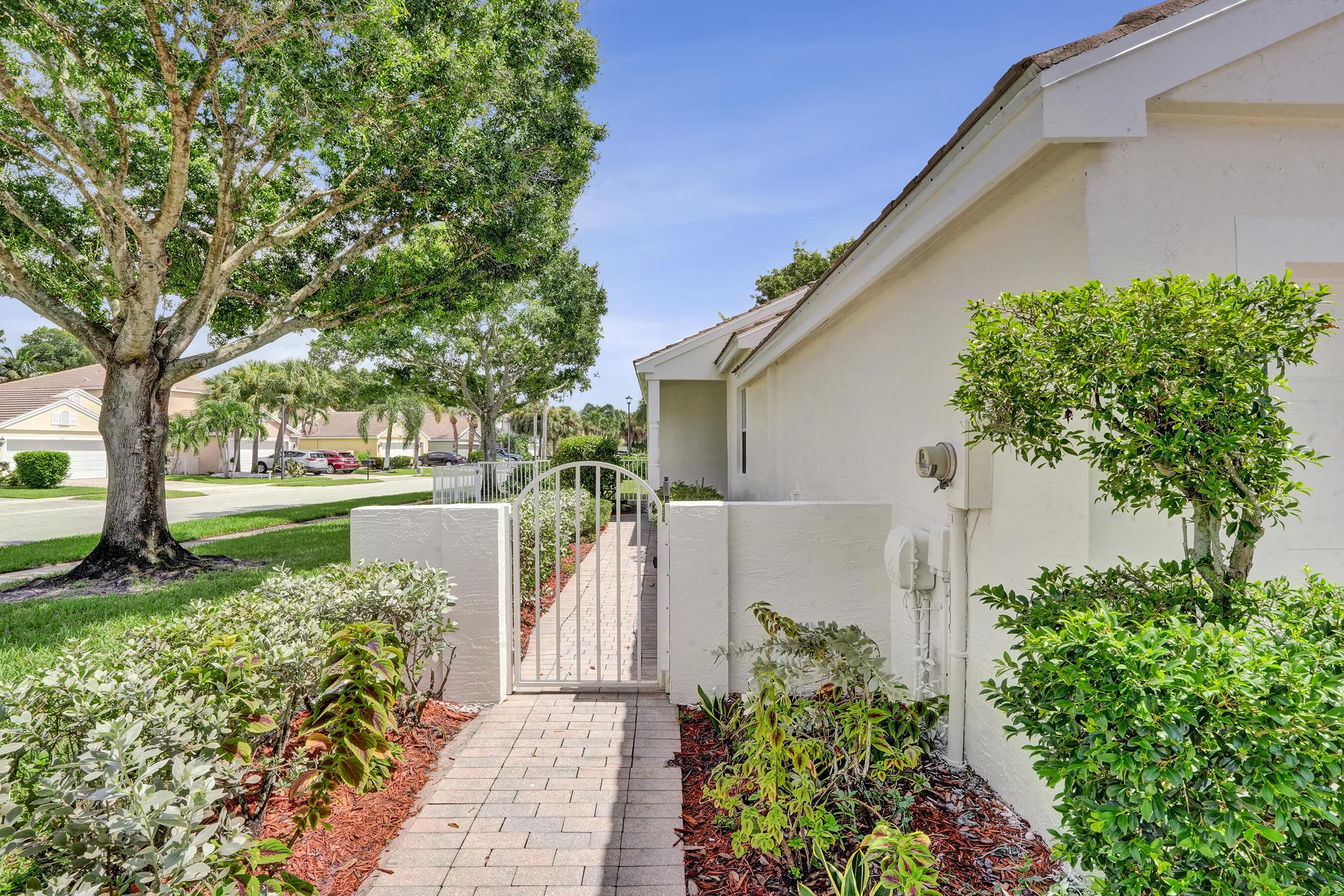 106 HAMILTON Terrace, Royal Palm Beach, FL 33414, Royal Palm Beach - Photo 4