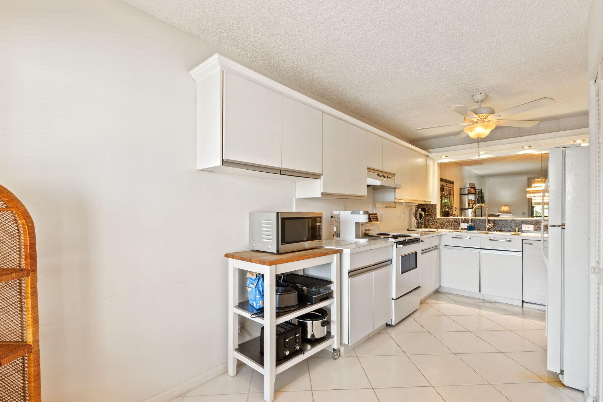 5380 CEDAR LAKE Drive 303, Boynton Beach, FL 33437, Boynton Beach - Photo 5
