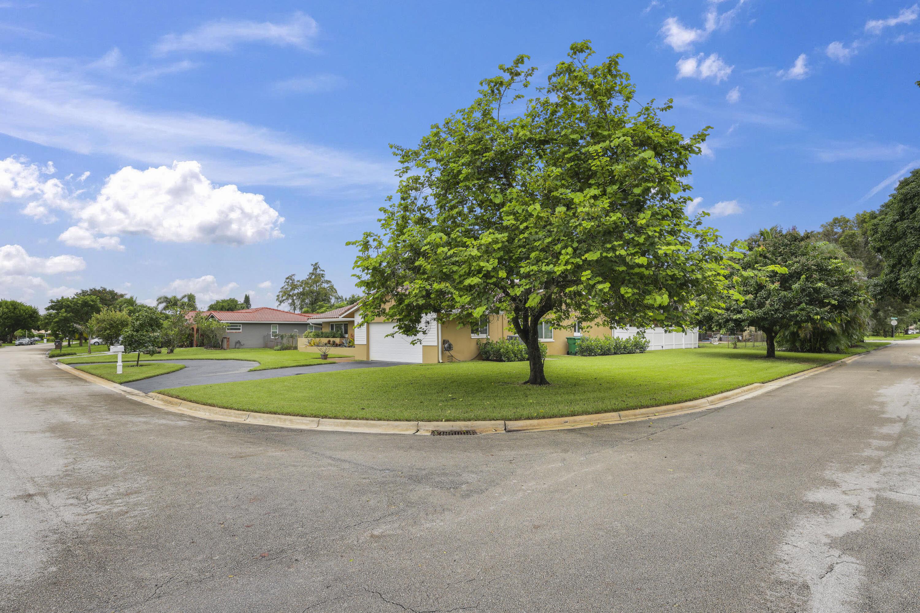992 NW 83RD Drive, Coral Springs, FL 33071, Coral Springs - Photo 2