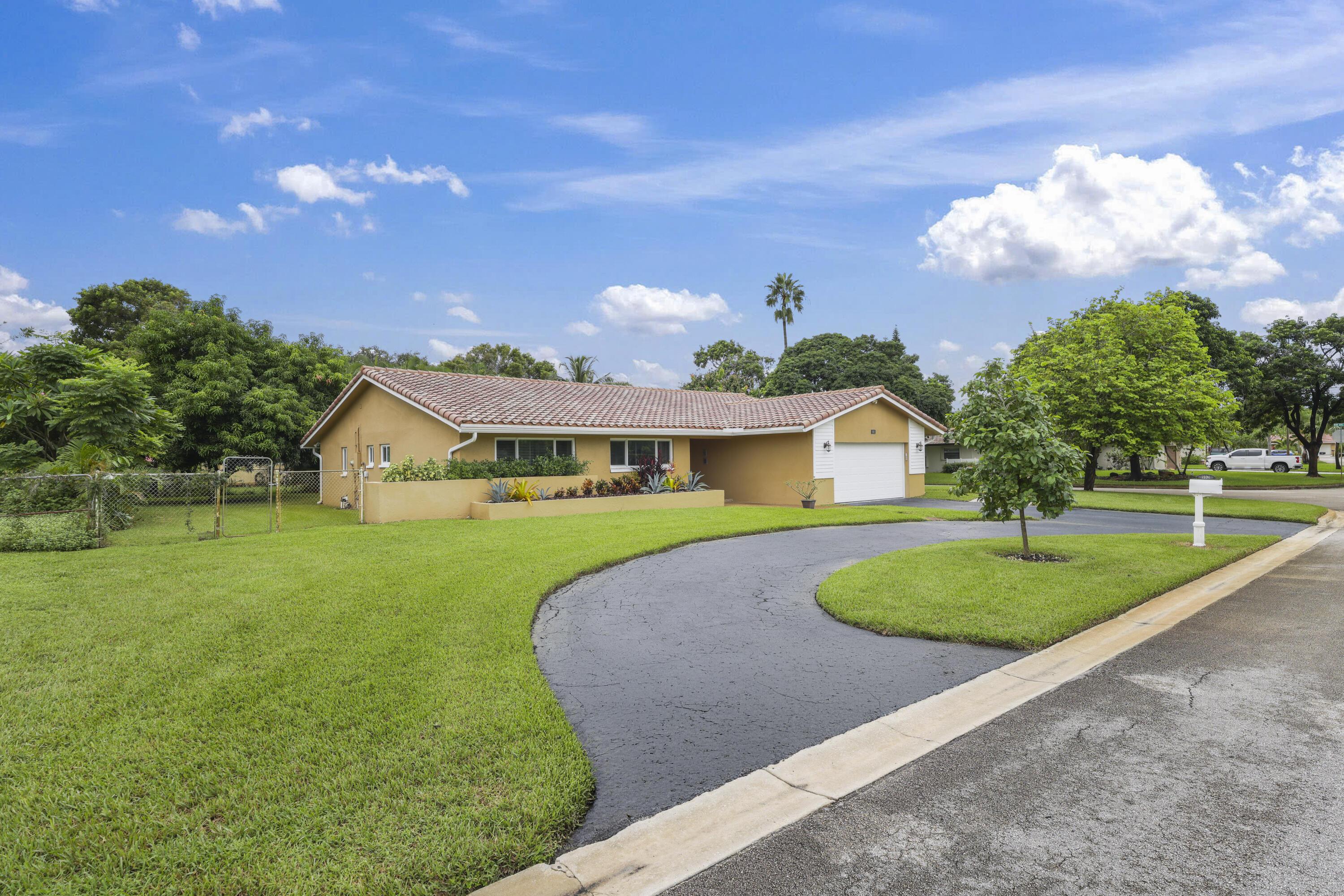992 NW 83RD Drive, Coral Springs, FL 33071, Coral Springs - Photo 4