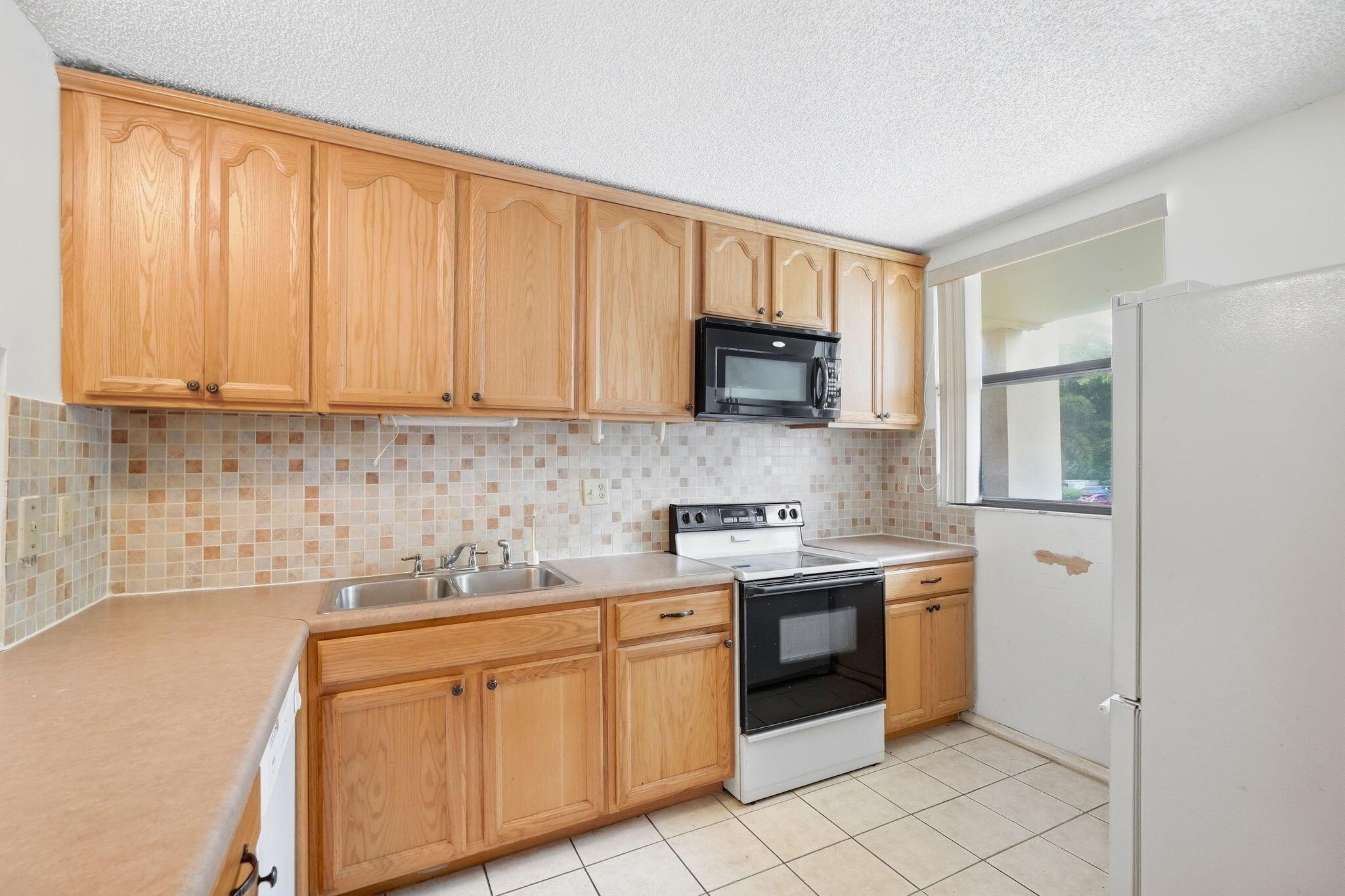 8425 Forest Hills Drive 205, Coral Springs, FL 33065, Coral Springs - Photo 4