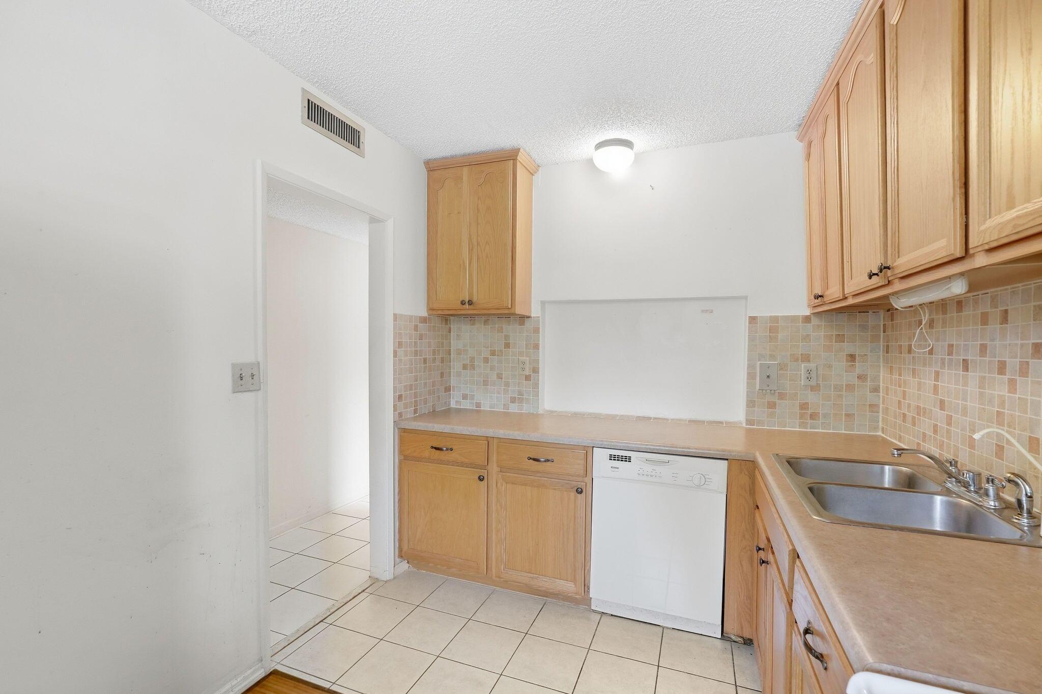 8425 Forest Hills Drive 205, Coral Springs, FL 33065, Coral Springs - Photo 2