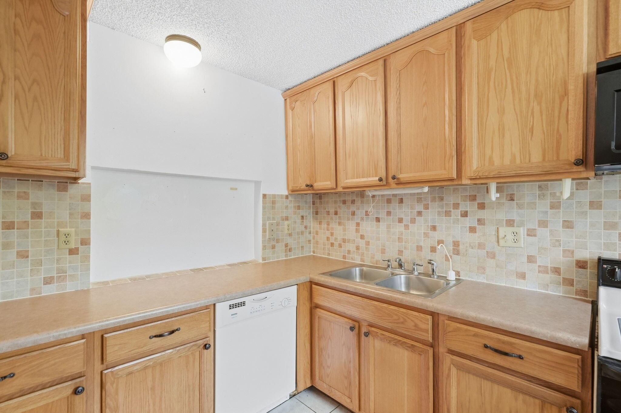 8425 Forest Hills Drive 205, Coral Springs, FL 33065, Coral Springs - Photo 3