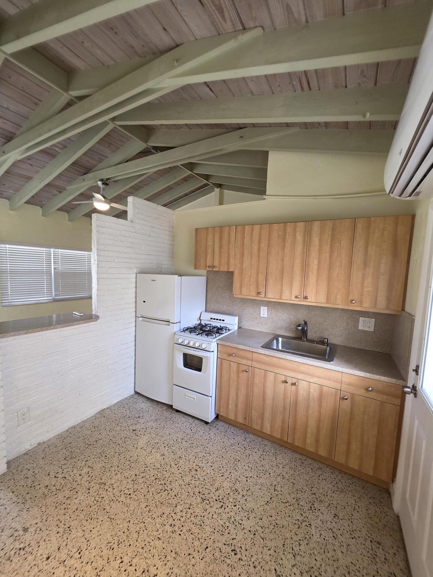 601 SE 20th Avenue 4, Deerfield Beach, FL 33441, Deerfield Beach - Photo 2