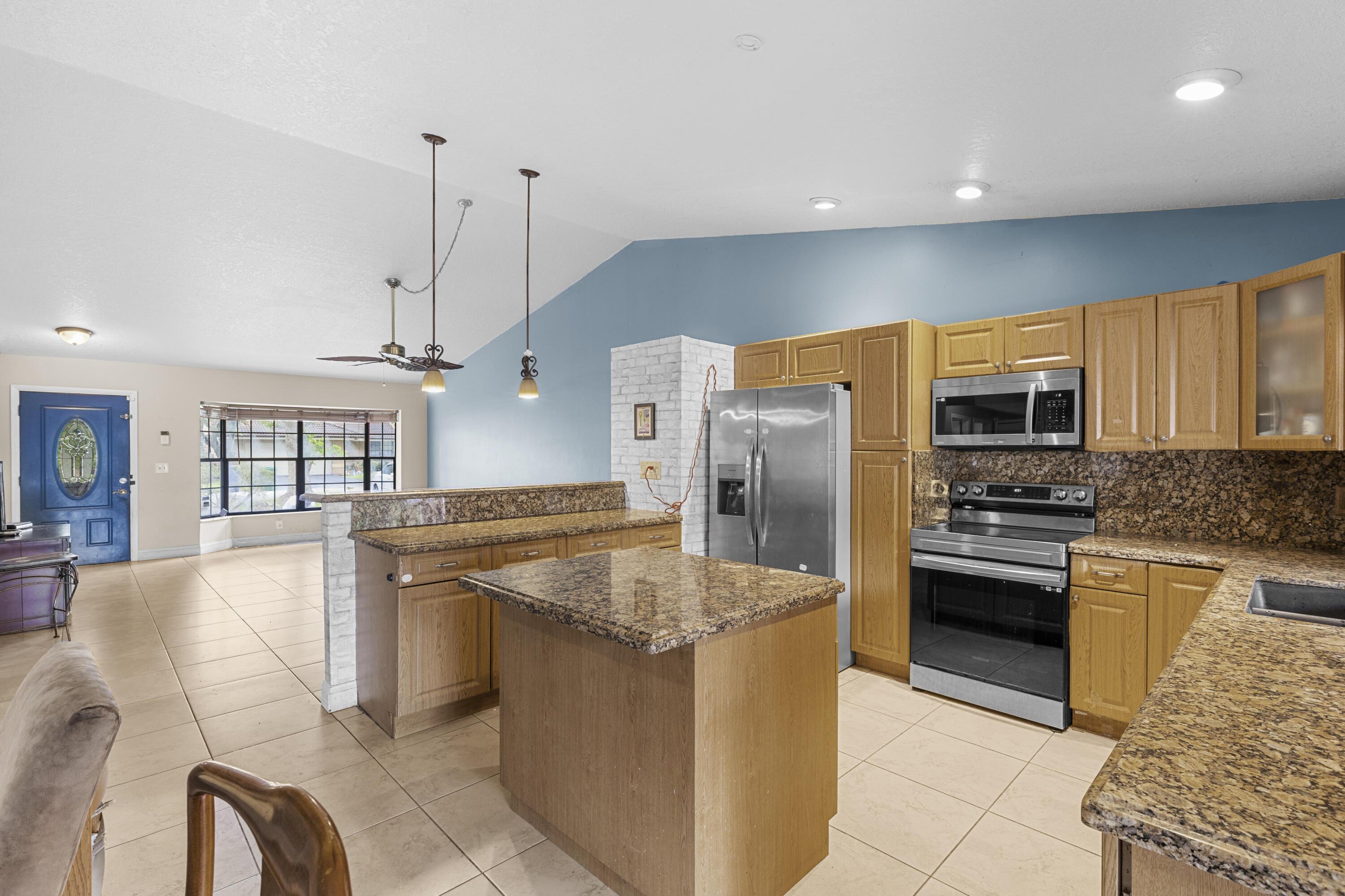 2872 NW 95th Avenue, Coral Springs, FL 33065, Coral Springs - Photo 5
