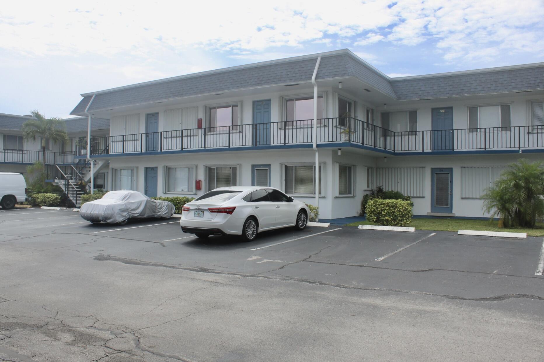 2440 Lake Osborne Drive 105, Lake Worth Beach, FL 33461, Lake Worth Beach - Photo 4